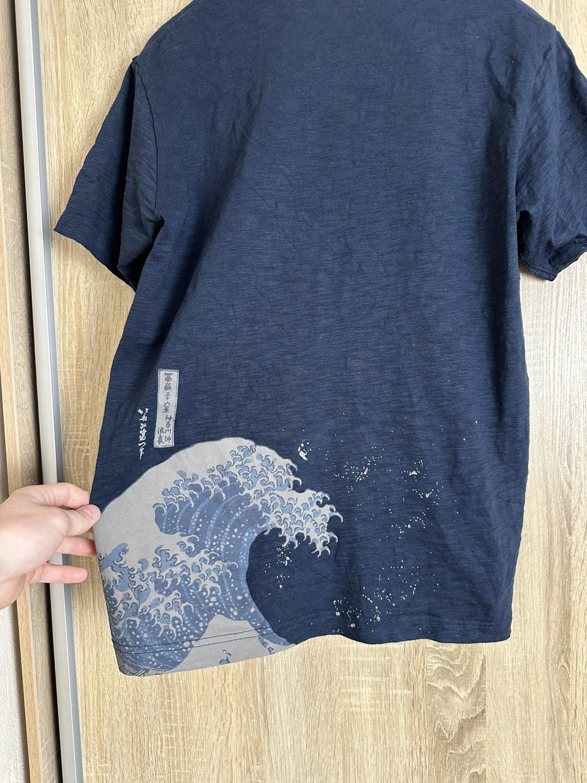Uniqlo 🔥 Uniqlo Hokusai Blue White Great Wave SS T Shirt Kanagawa Size US M / EU 48-50 / 2 - 1 Thumbnail