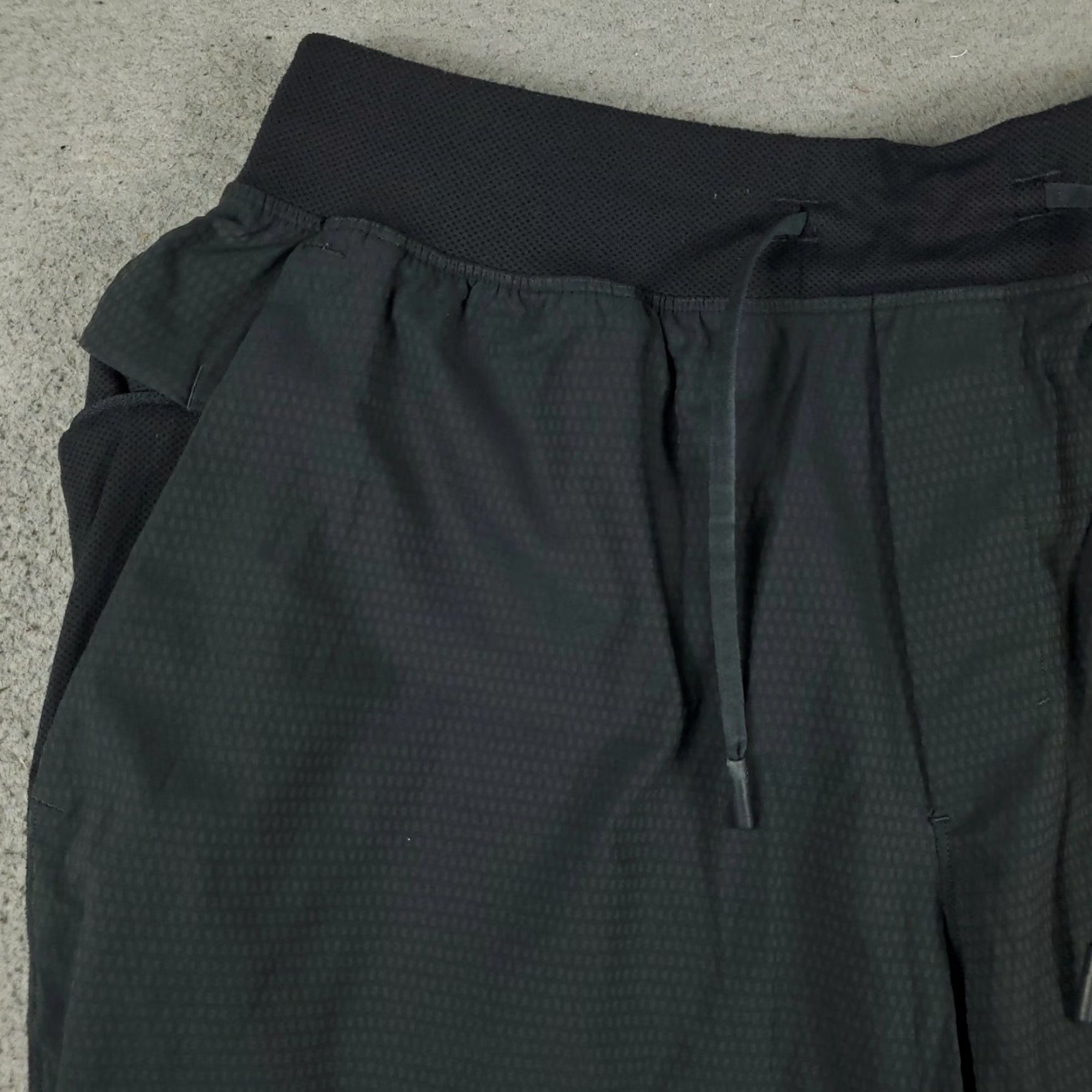 Lululemon Lululemon Shorts Mens Large Black Athletic Stretch Tie Size US 33 - 2 Thumbnail