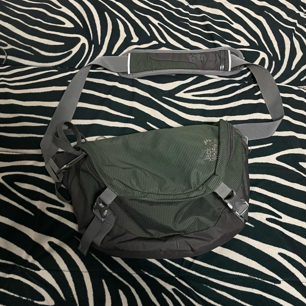Jack Wolfskin × Vintage Jack Wolfskin Vintage Outdoor Messenger Bag Size OS Size ONE SIZE - 2 Thumbnail