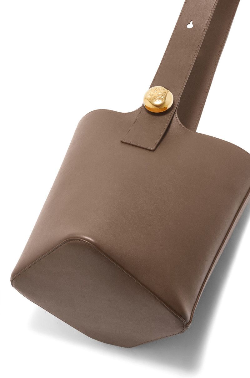 Loewe o1in1g0426 Size: OS/ Medium Pebble Bucket Bag in Tundra Size ONE SIZE - 9 Thumbnail