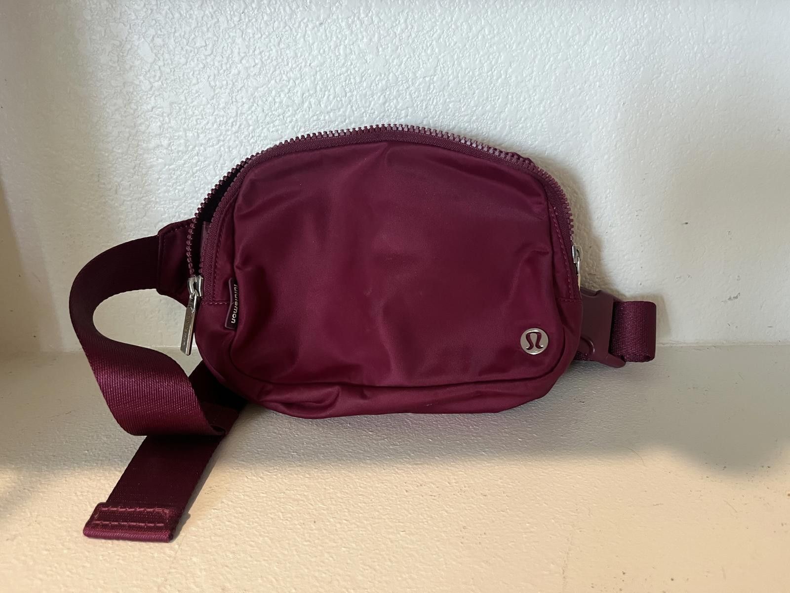 Lululemon 2L Lululemon Everywhere belt bag in Red Merlot Size ONE SIZE - 1 Thumbnail