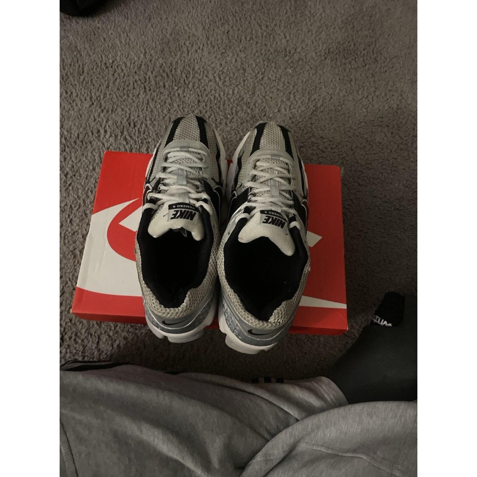 Nike Size 10 - Nike Zoom Vomero 5 ‘Metallic Silver/Black’ Size US 10 / EU 43 - 4 Thumbnail