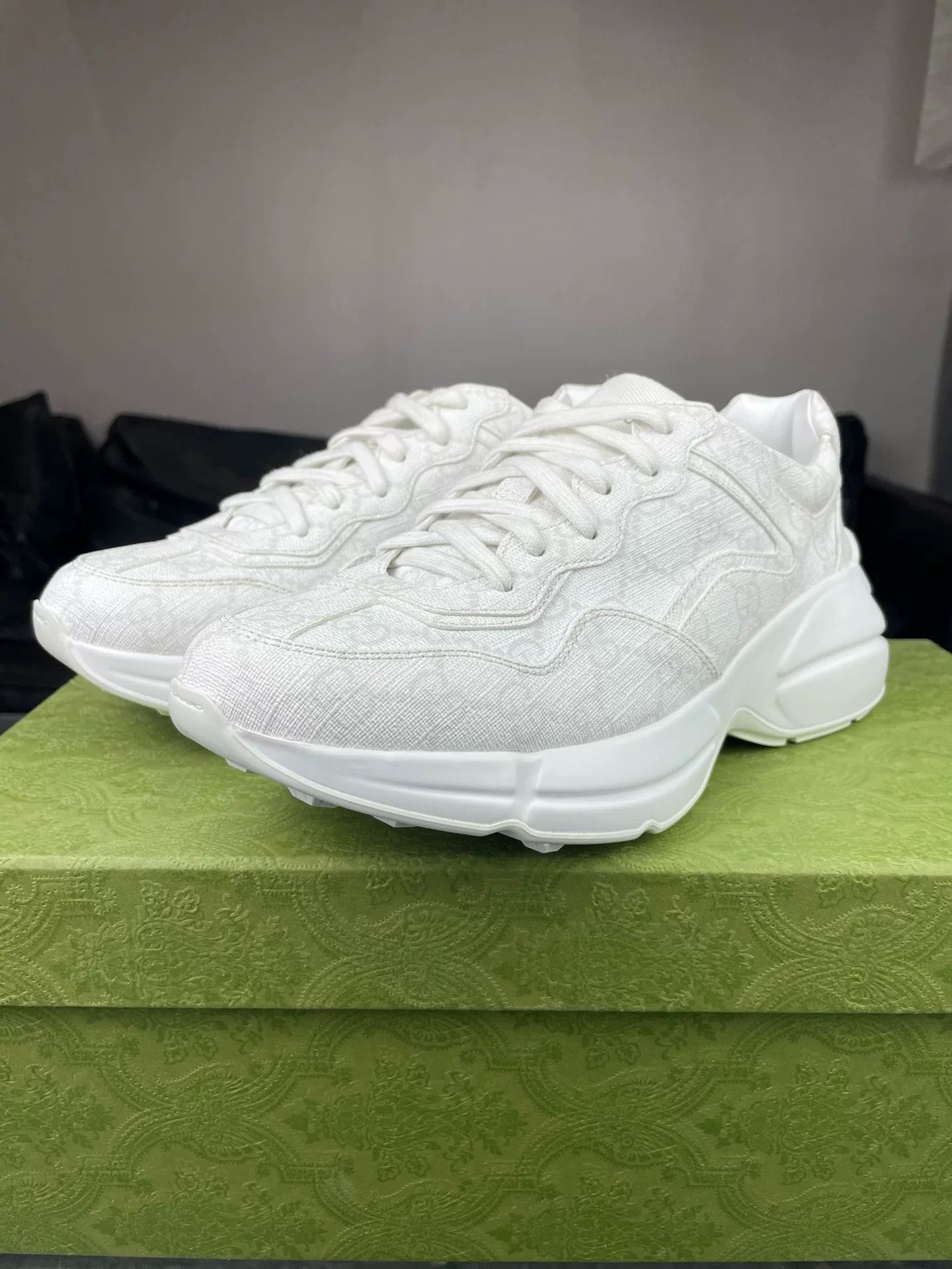 Gucci Gucci White Lowtop Sneakers us_7-5 Women Size US 7.5 / IT 37.5 - 1 Thumbnail