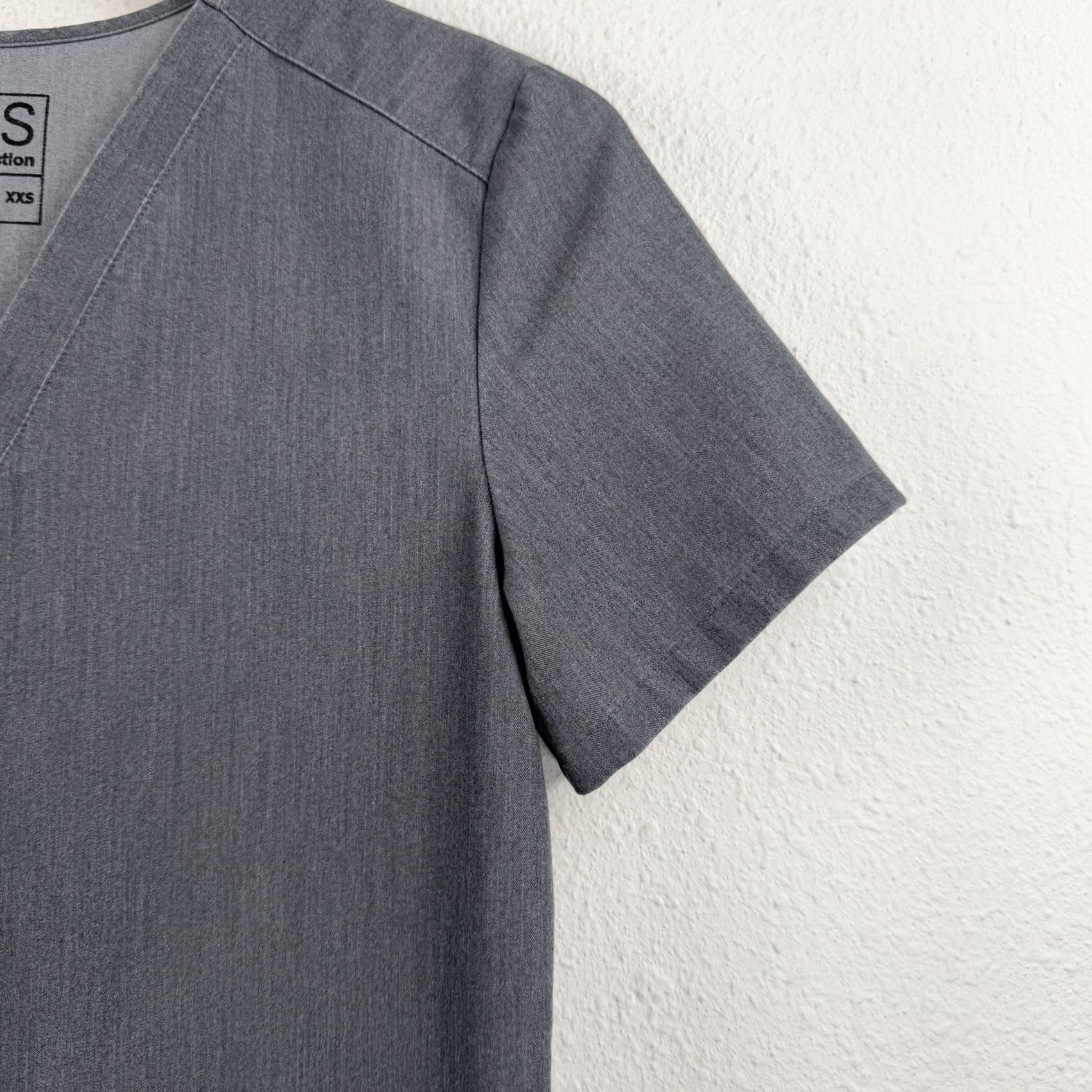 Vintage VINTAGE FIGS Scrub Top Womens 2XS Graphite Gray Casma Three Pocket Medical Nurse Top Shirt 2XS Womens Gray FIGS Scrub Top Size XXS / US 00 / IT 34 - 6 Thumbnail