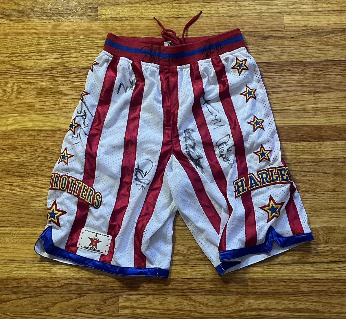 NBA Vintage Harlem Globetrotters Shorts Signed Size US 30 / EU 46 - 1 Thumbnail