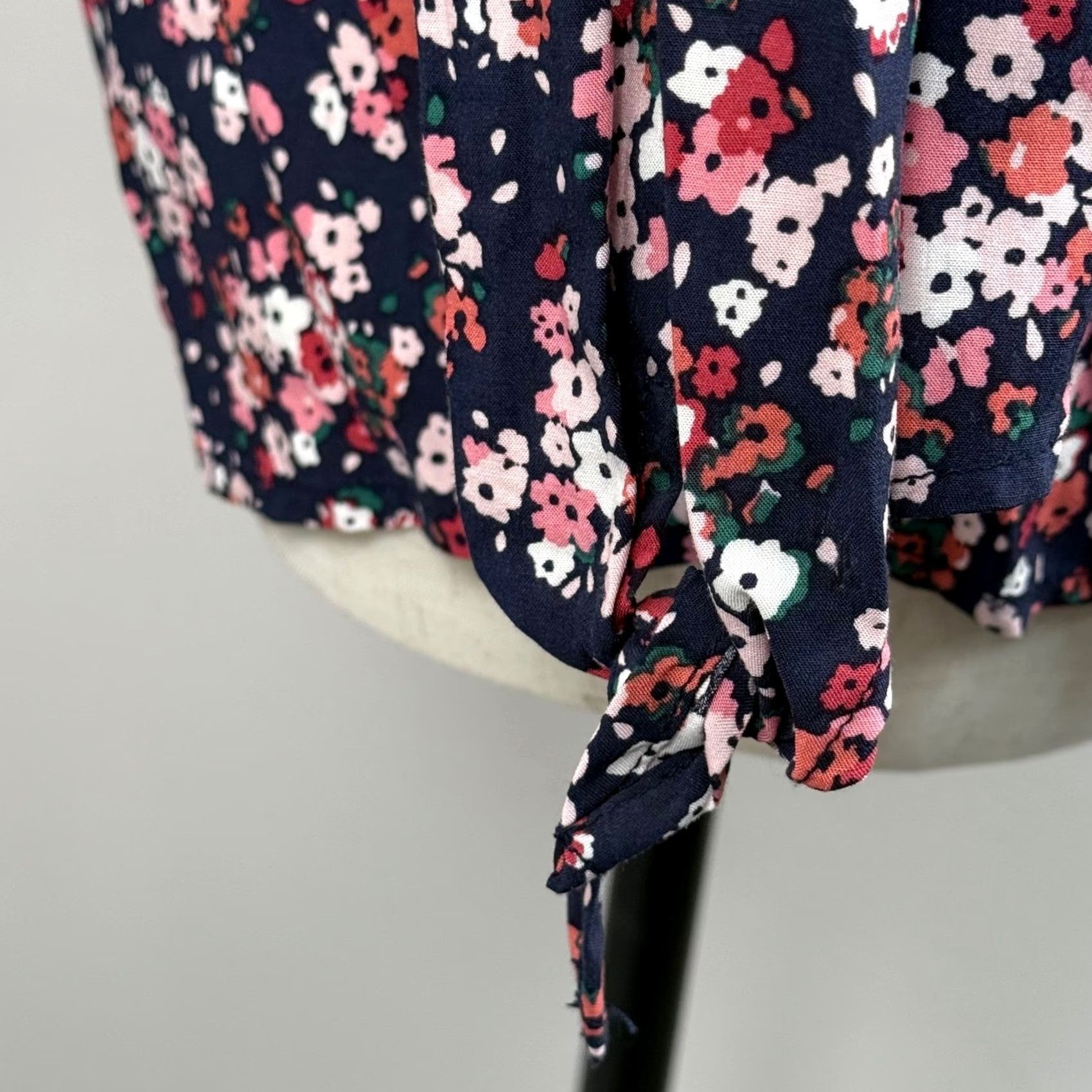 Pinko VINTAGE Westport Women Blouse Navy Pink Floral Smocked Tie Cuff Rayon EUC Size S / US 4 / IT 40 - 6 Thumbnail