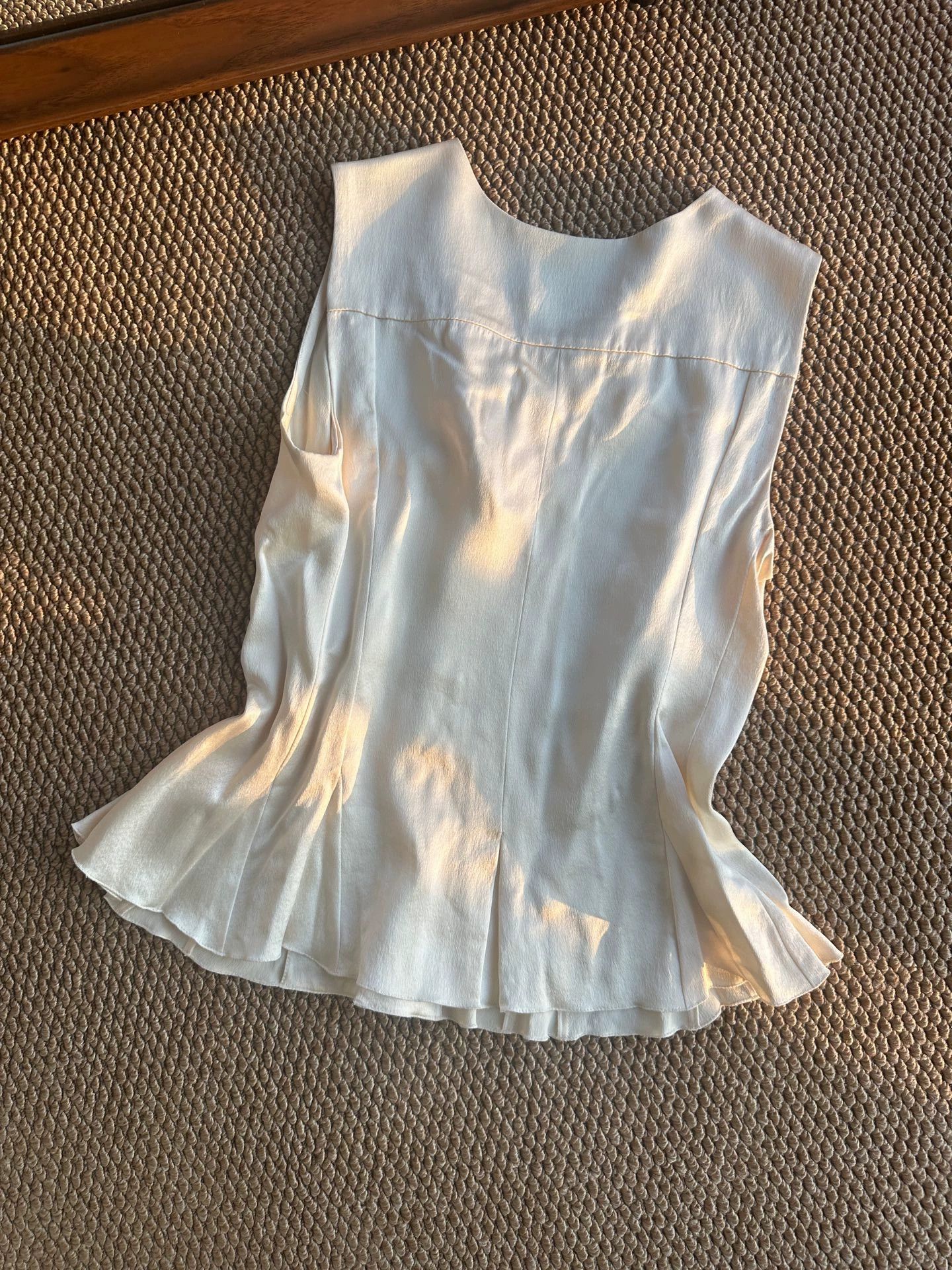 Chanel CHANEL Court V-neck slim sleeveless beige satin pearl top Size M / US 6-8 / IT 42-44 - 3 Thumbnail