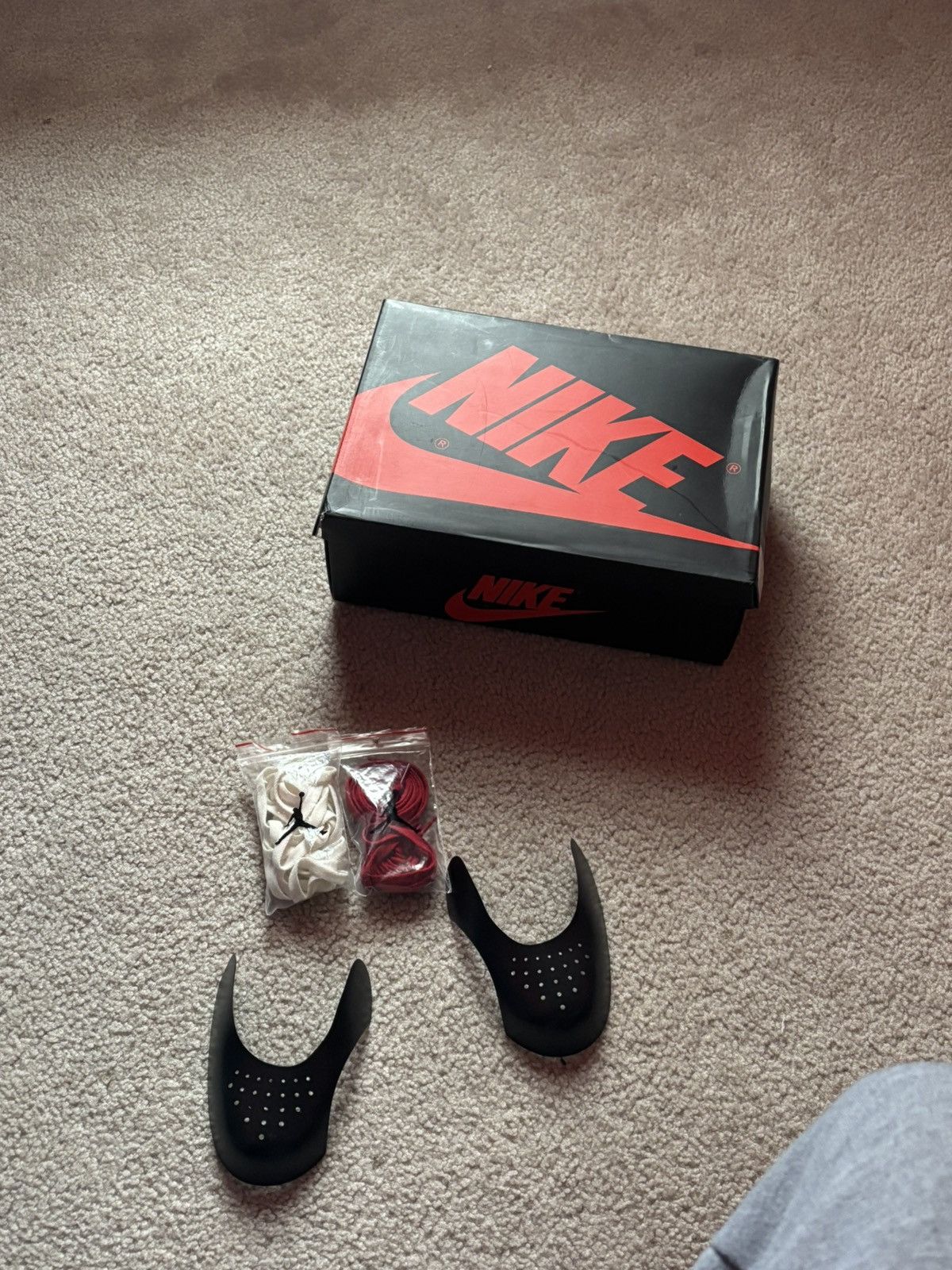 Jordan Brand Jordan 1 Bloodlines Size US 8.5 / EU 41-42 - 4 Thumbnail