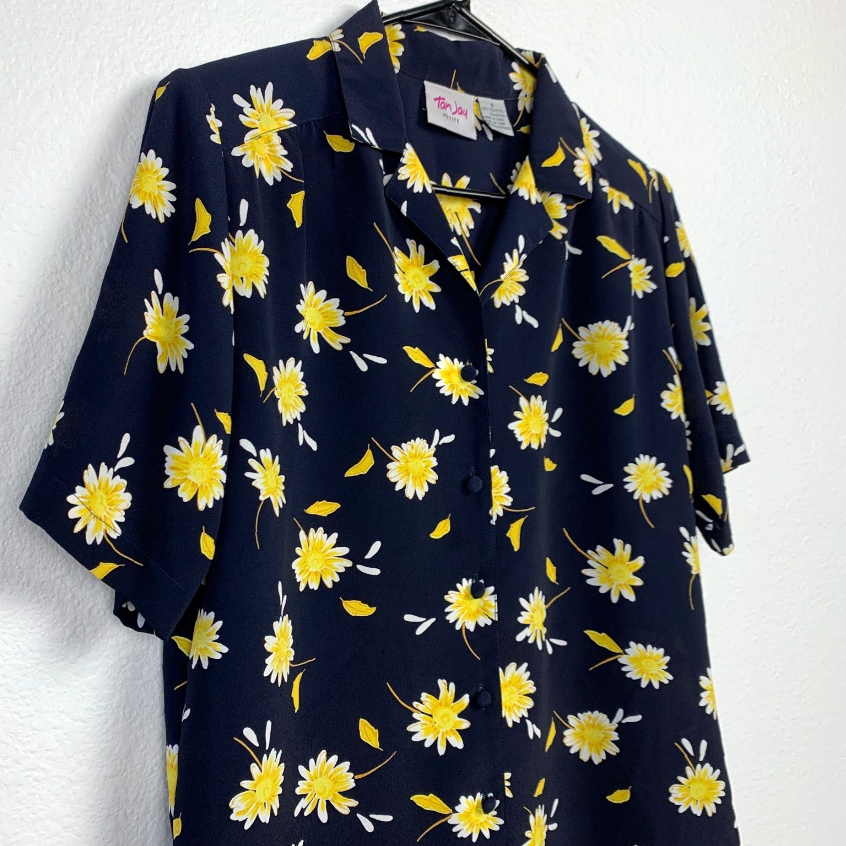 Vintage VINTAGE TanJay 90s Camp Shirt Women's Petite Daisies Button Up 6P Blue Polyester 100% 1980s Casual Shirt Size M / US 6-8 / IT 42-44 - 3 Thumbnail