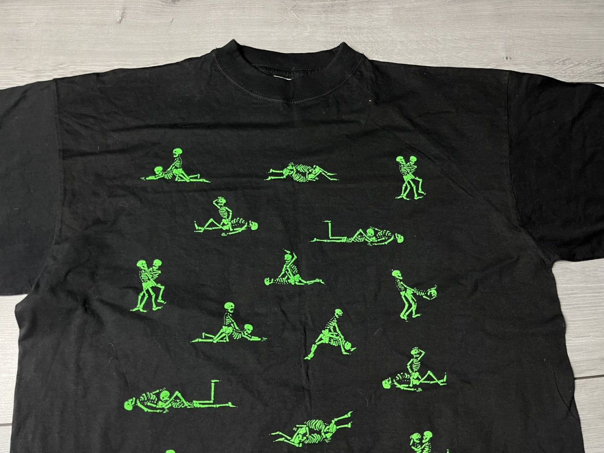Band Tees Vintage Bone In Love Kamasutra Sex Position skull tshirt Size US XL / EU 56 / 4 - 3 Thumbnail