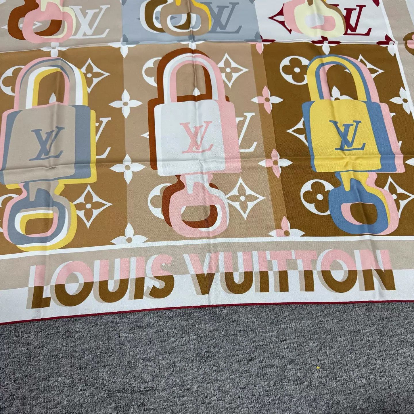 Louis Vuitton LV Colorful Lock 90x90cm Scarf Unused Size ONE SIZE - 2 Thumbnail