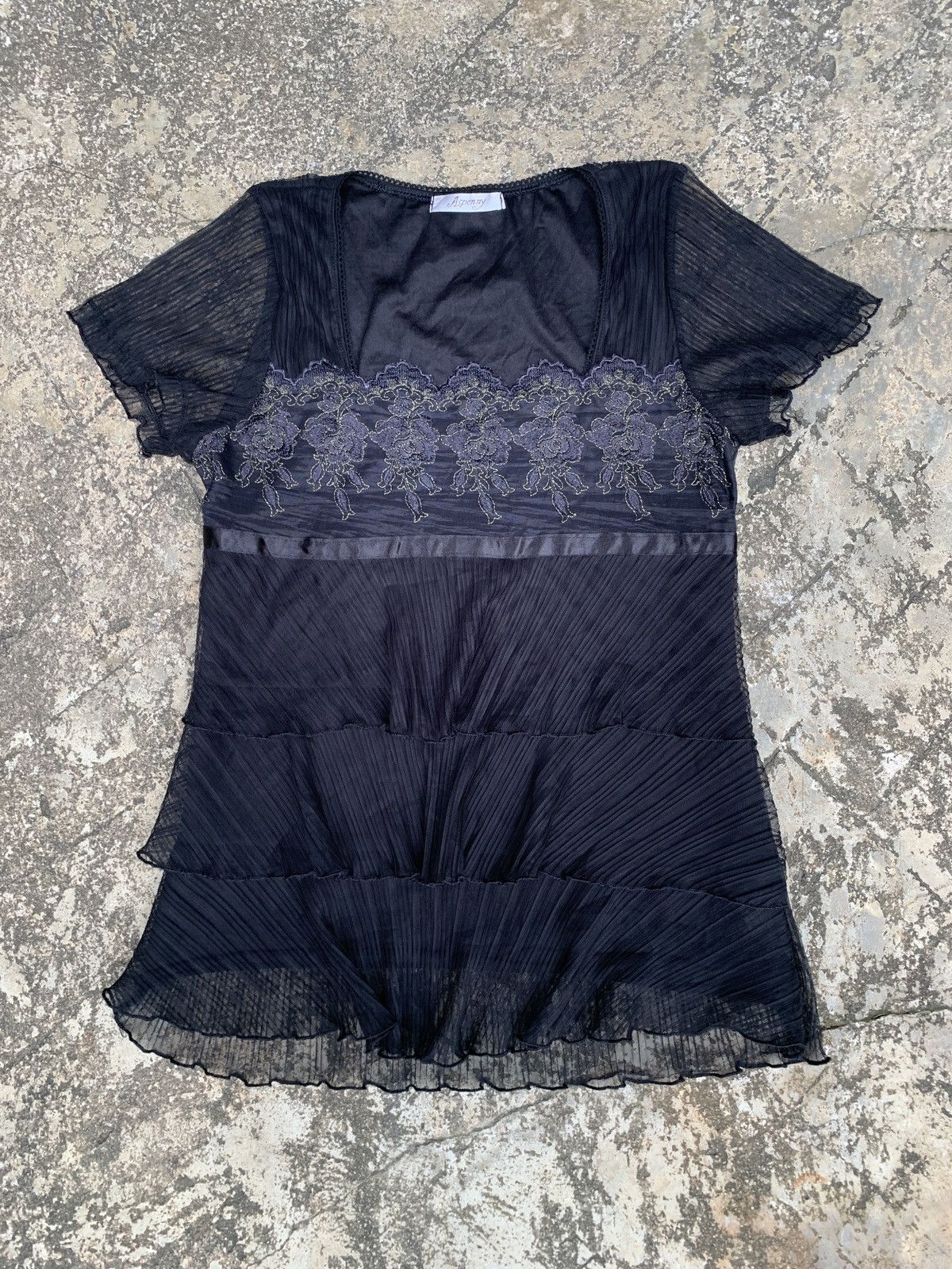Japanese Brand 2008 Aspenny Korea Black Trim Ruffle Pleats Top Size M / US 6-8 / IT 42-44 - 1 Thumbnail