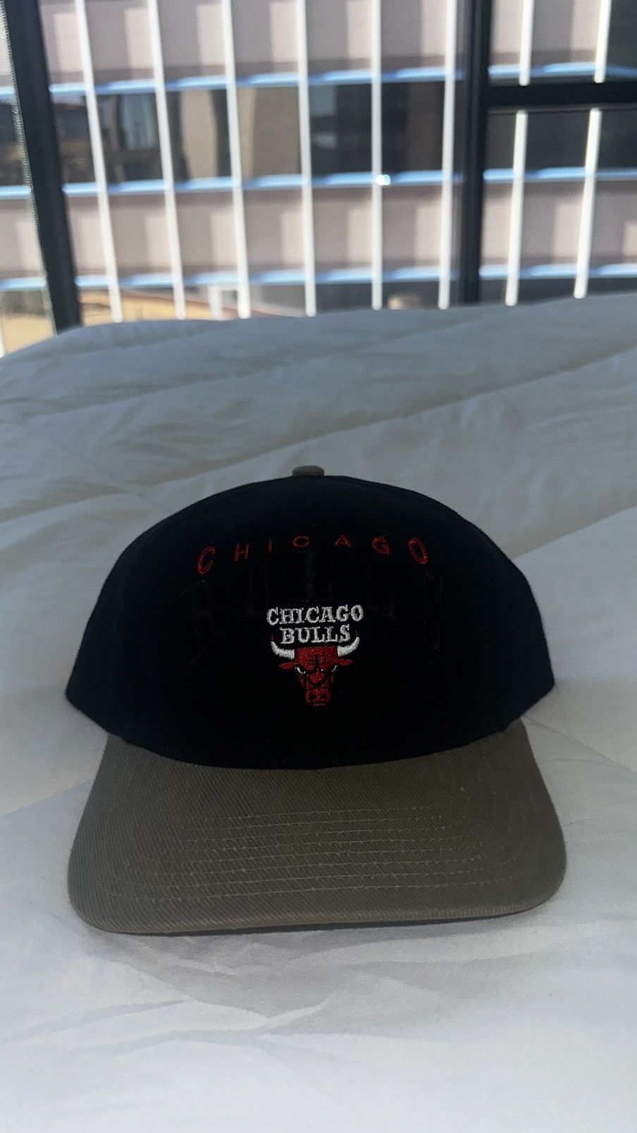 image of Twins Enterprise Inc Vintage Chicago Bulls Strapback in Black, Men's