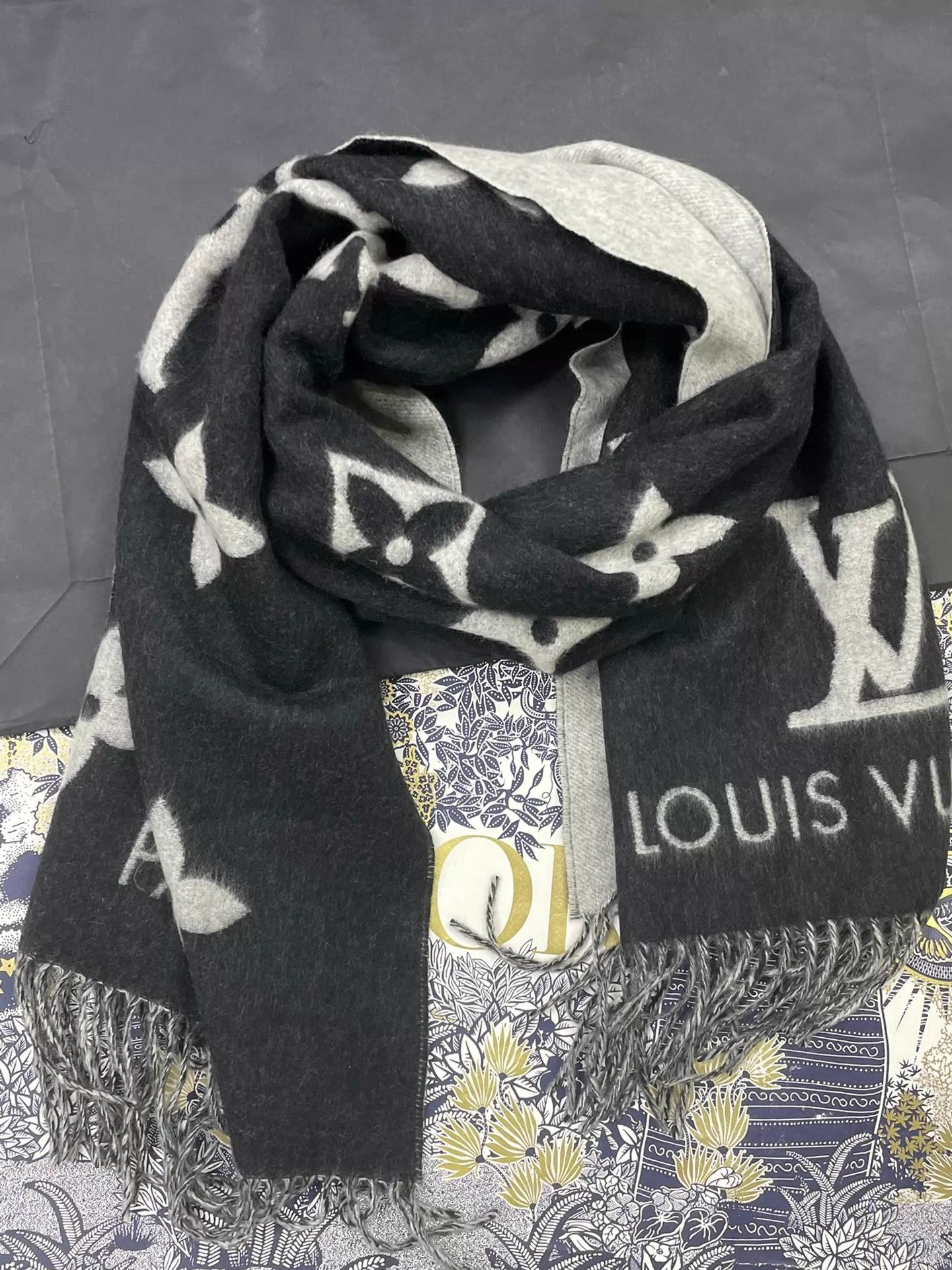 Louis Vuitton LV Black & Gray Color Blocked Monogram Wool Scarf Size ONE SIZE - 3 Thumbnail
