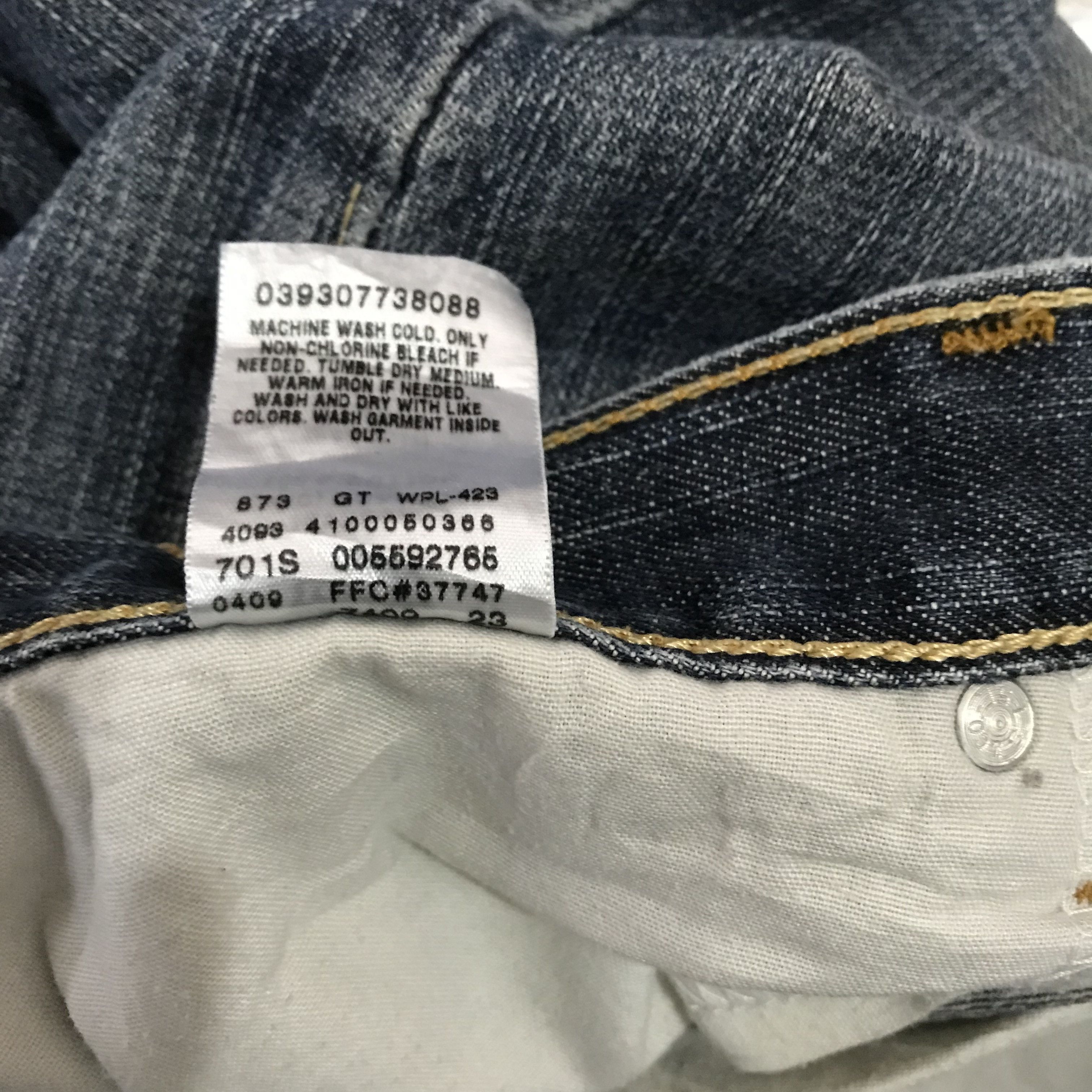 Levi's Vintage Levi's 559 Relaxed Straight Light Washed Size US 33 - 13 Thumbnail