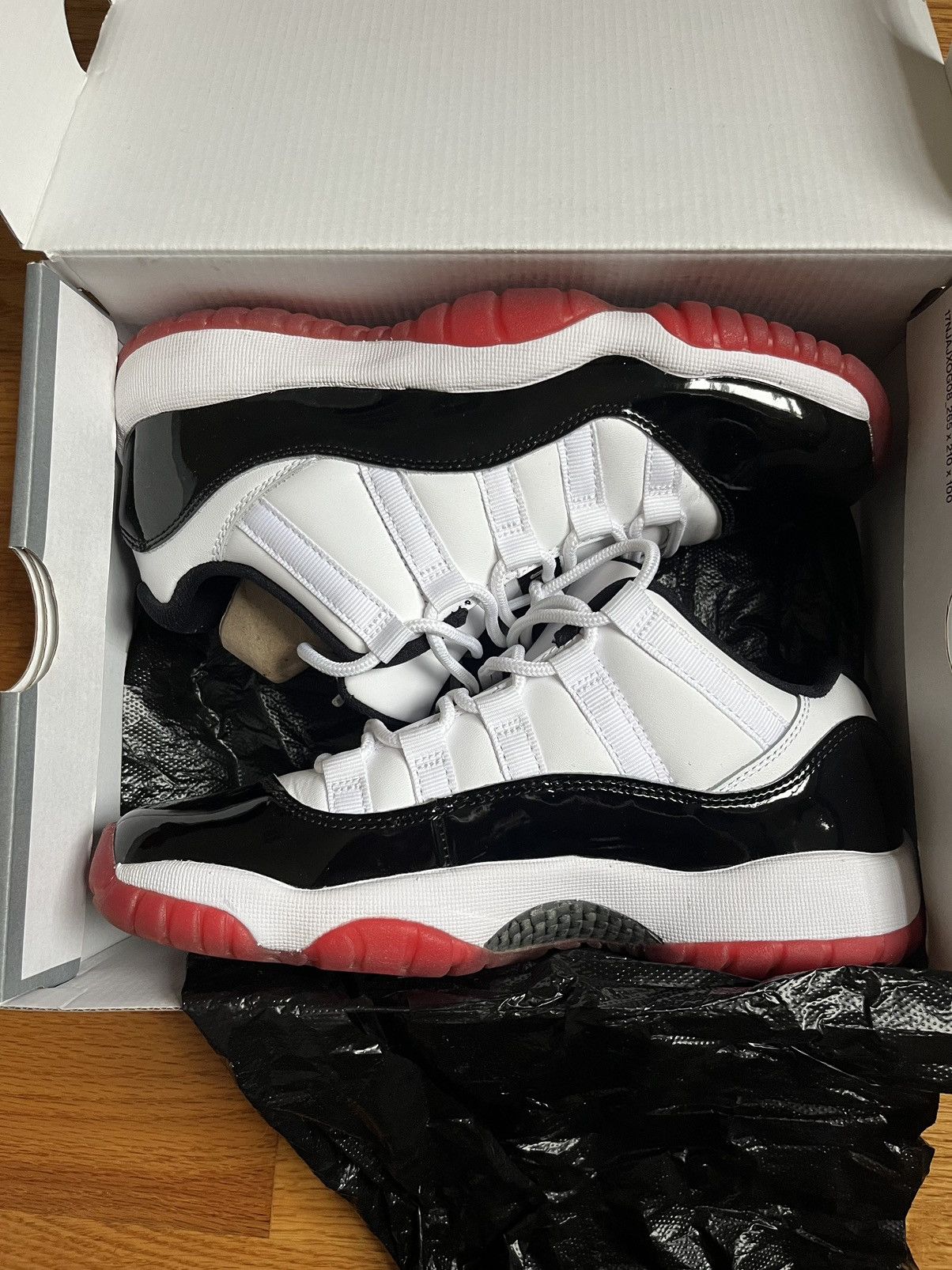 Jordan Brand × Nike Concord Bred Jordan 11s Size US 5 / IT 35 - 1 Thumbnail
