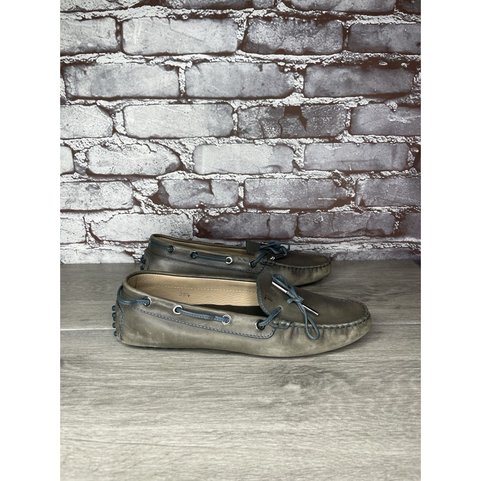 Tod's Tod's Gommino Gray Leather Moccasin Driving Loafers Women’s Size US 8 / IT 38 - 13 Thumbnail