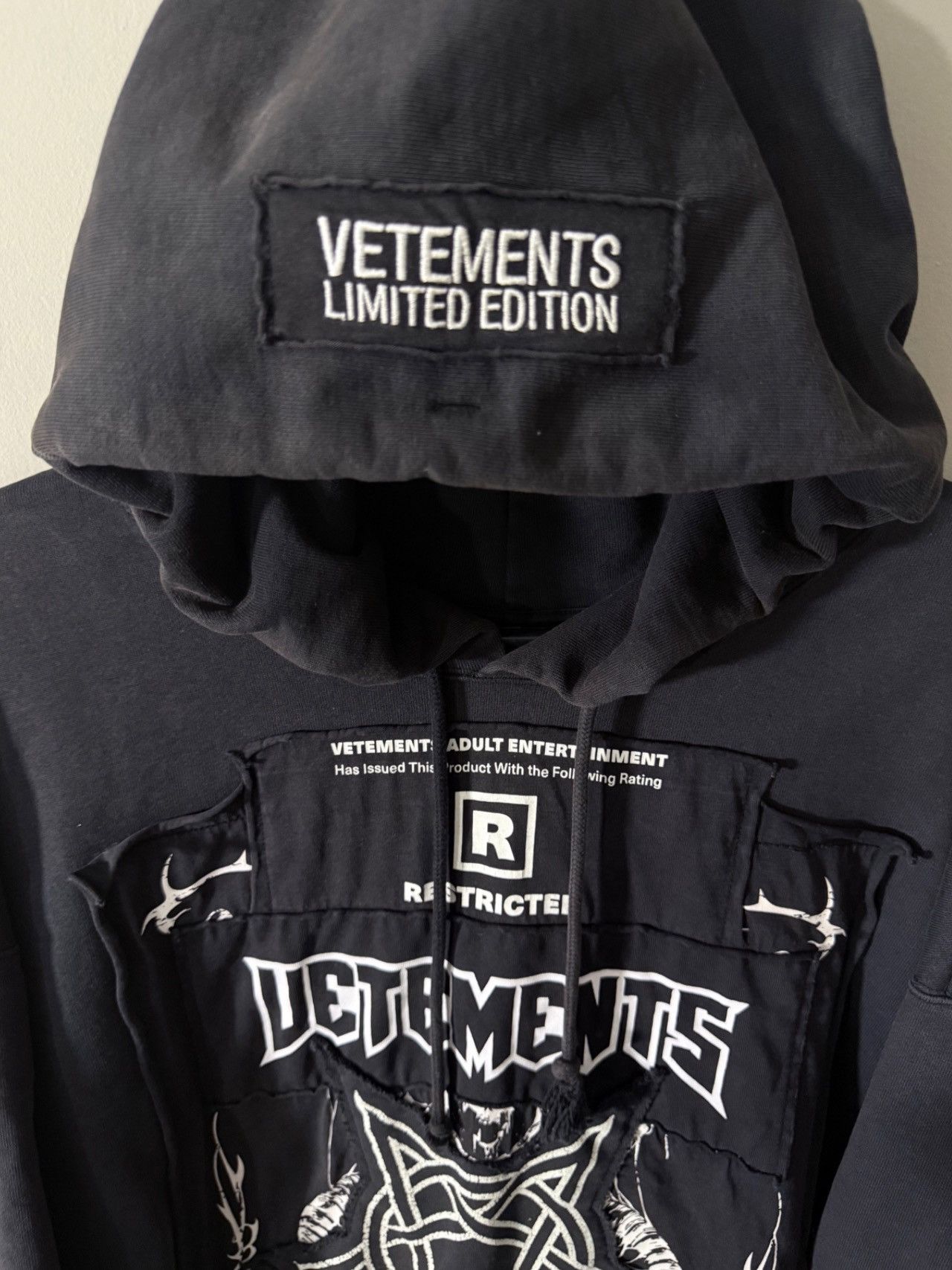 Vetements VETEMENTS Hardcore Patch Hoodie Size US L / EU 52-54 / 3 - 7 Thumbnail
