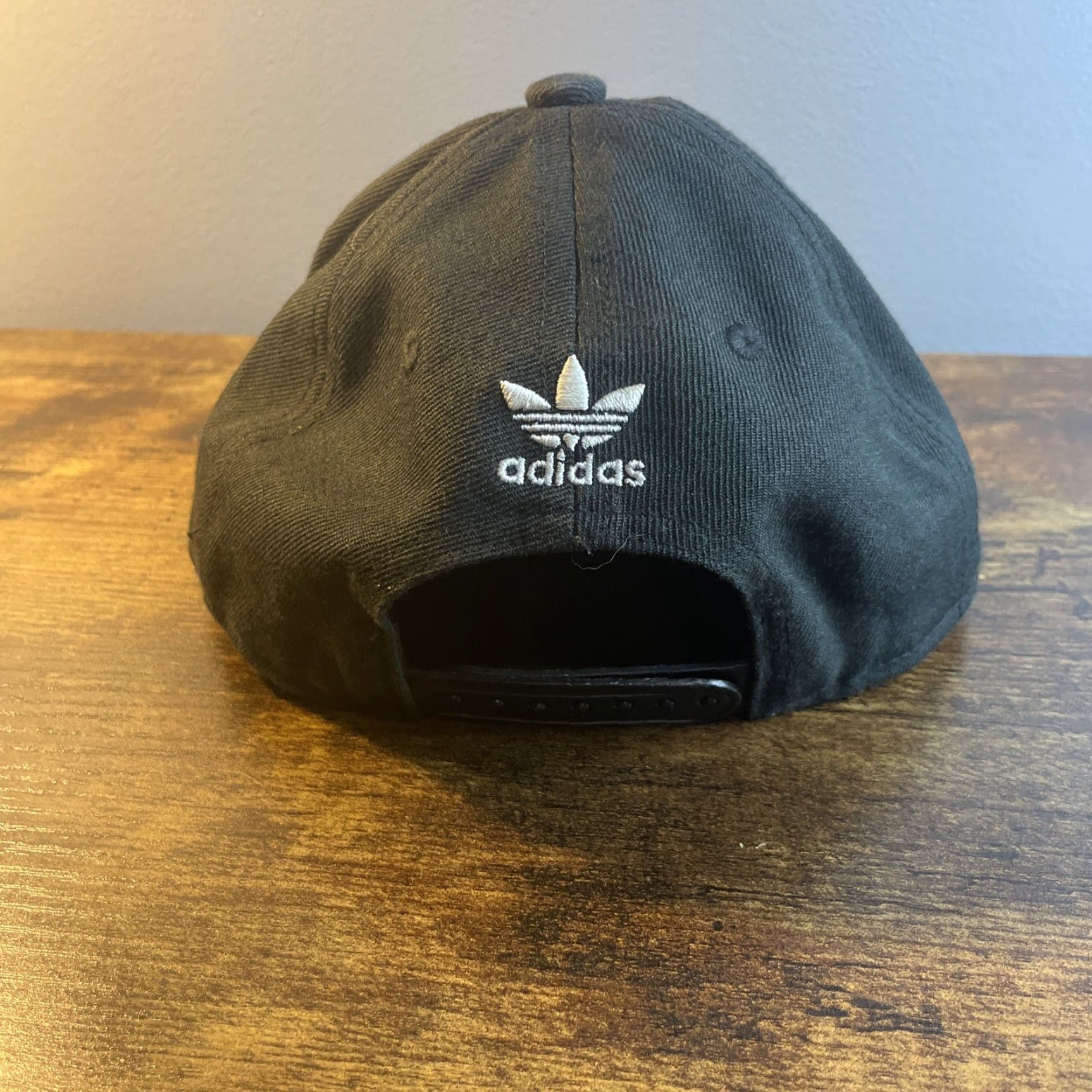 Adidas Adidas Originals Men's Trefoil Chain Flat brim Snapback Cap One Size Black/White Solid Hat Mens Snapback Cap Size ONE SIZE - 2 Thumbnail