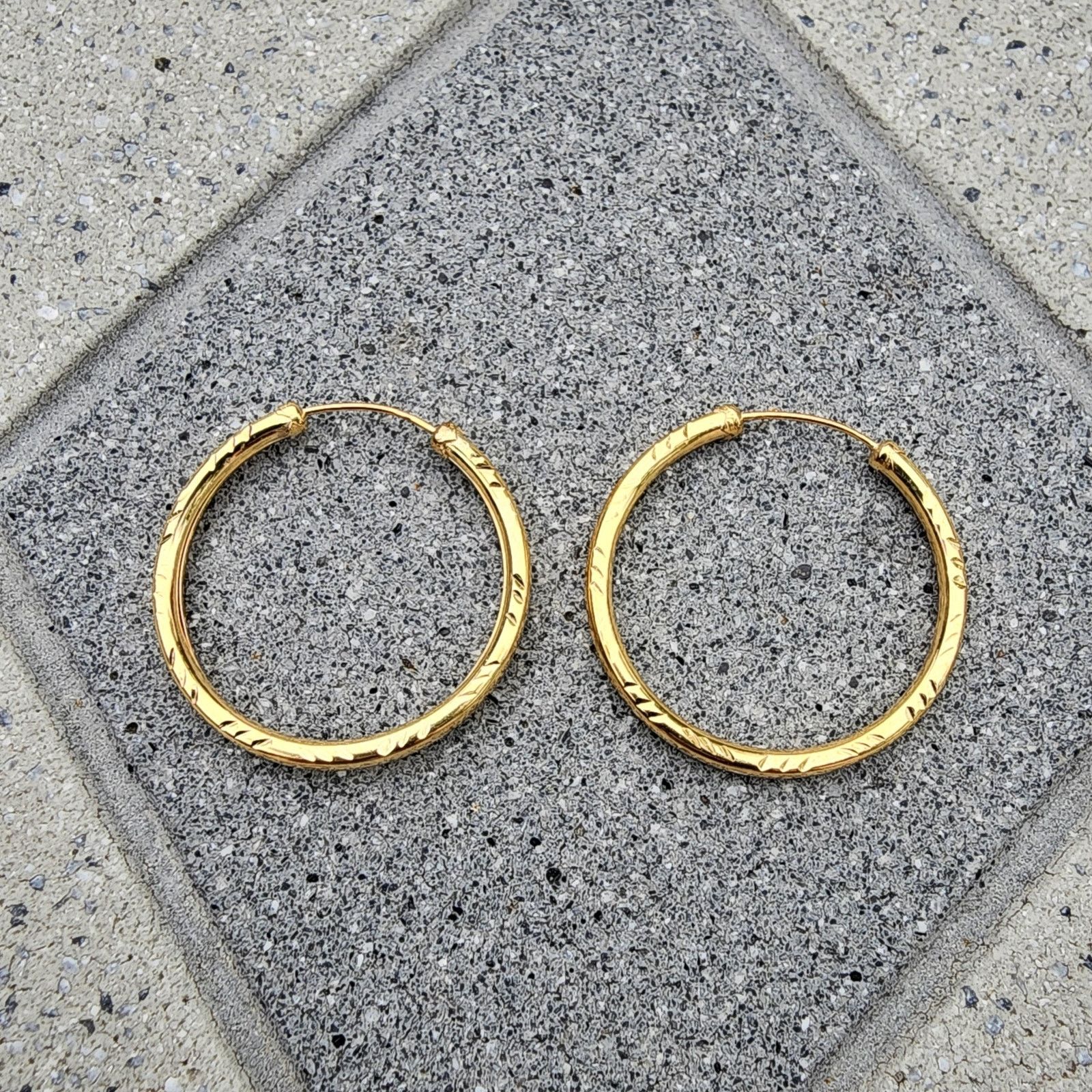 Vintage 18K Yellow Gold Large Diamond Cut Tube Capped Hoop Earrings Size ONE SIZE - 2 Thumbnail