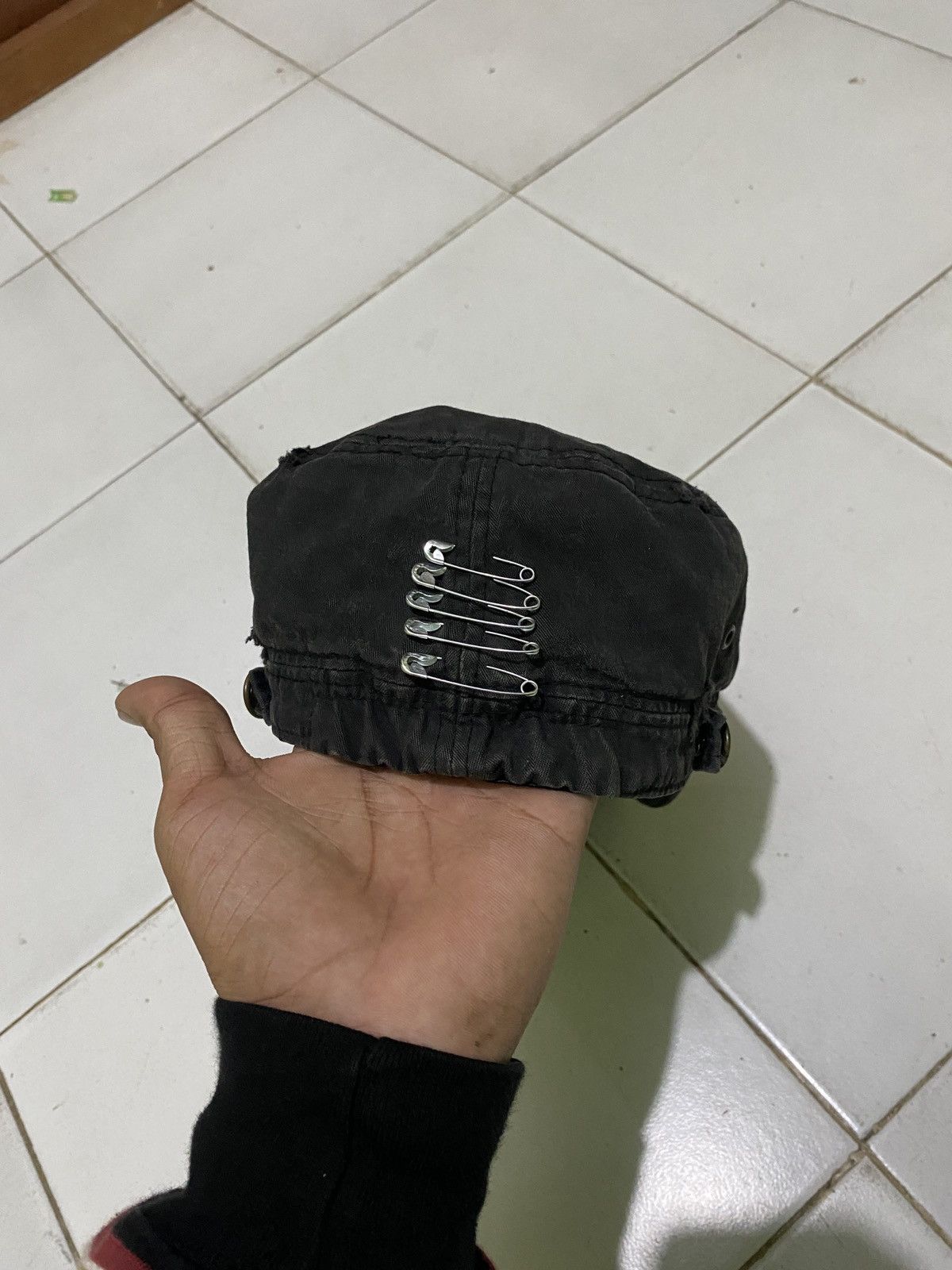 If Six Was Nine COMMANDO CAPS SAFETY PIN IFSIX STYLE Size ONE SIZE - 4 Thumbnail