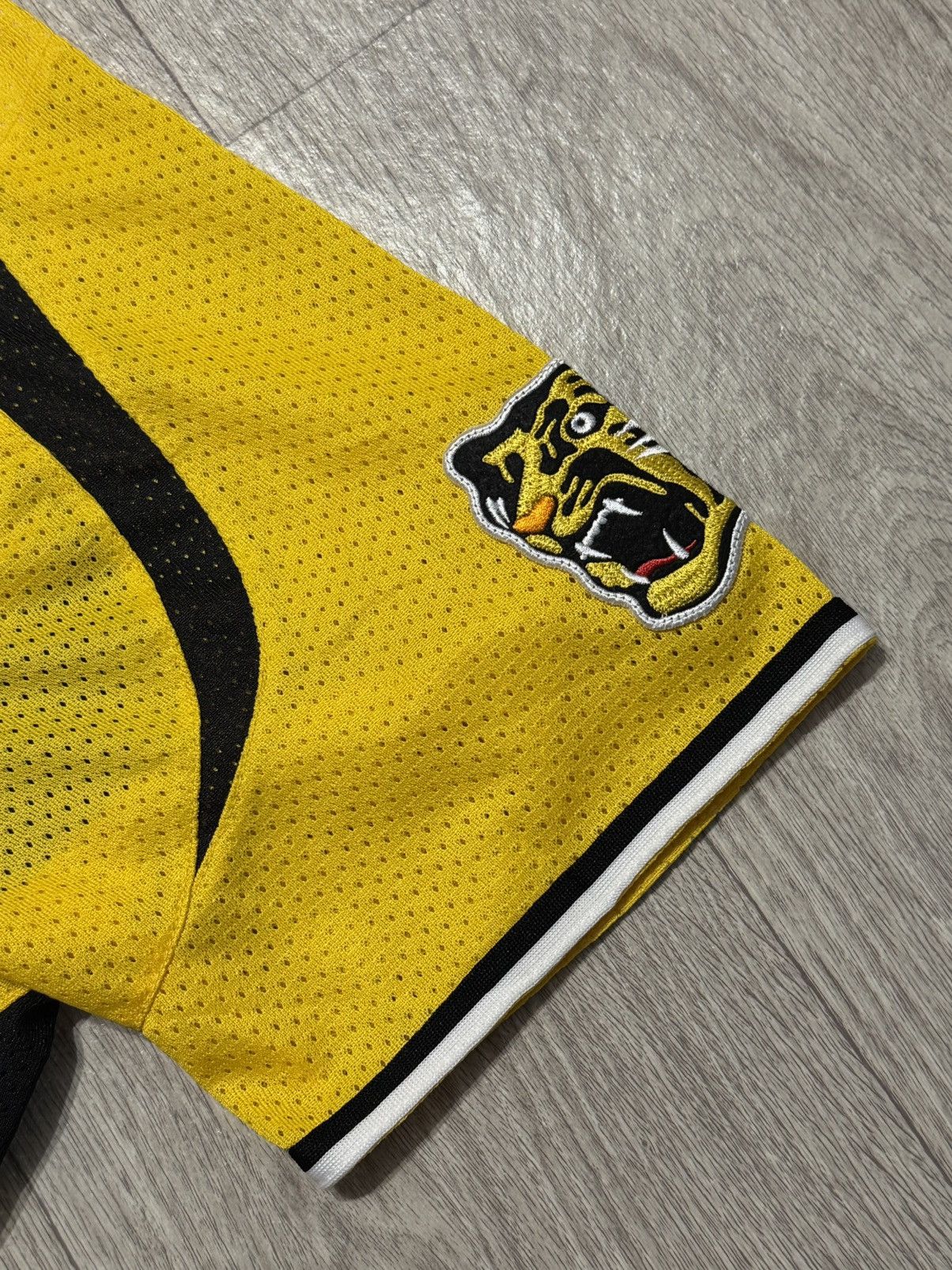 Japanese Brand 🔷Official Vintage Mizuno Hanshin Tigers Baseball Jersey🔷 Size US S / EU 44-46 / 1 - 3 Thumbnail