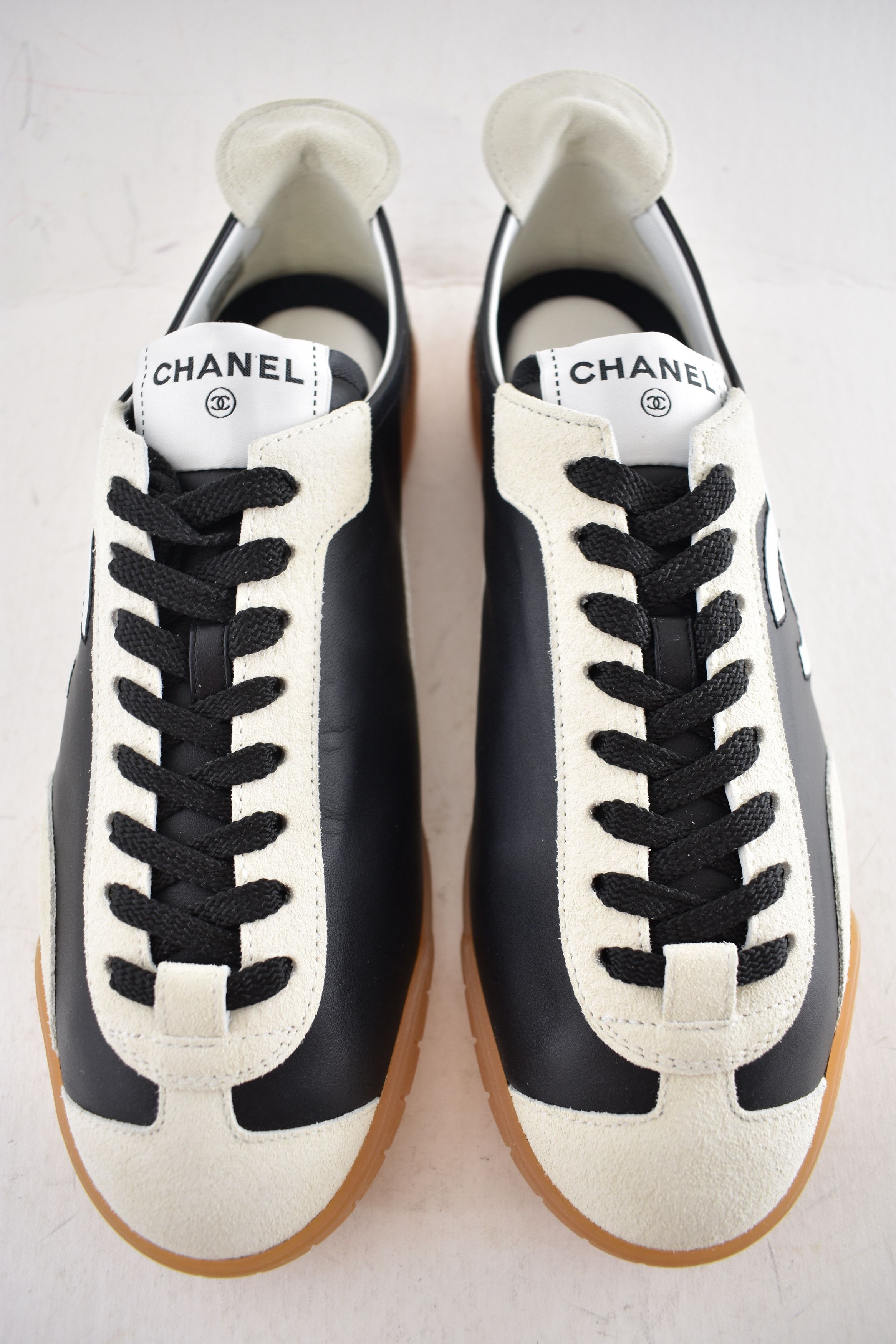 Chanel 26P White Leather Suede CC Logo Runner Trainer Sneaker 39 Size US 9 / IT 39 - 10 Thumbnail