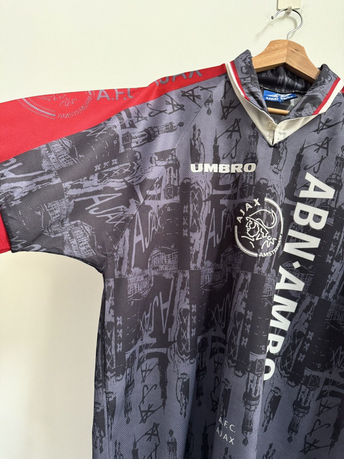 Umbro 1996/97 AJAX VINTAGE UMBRO AWAY FOOTBALL SHIRT JERSEY XL Size US XL / EU 56 / 4 - 5 Thumbnail