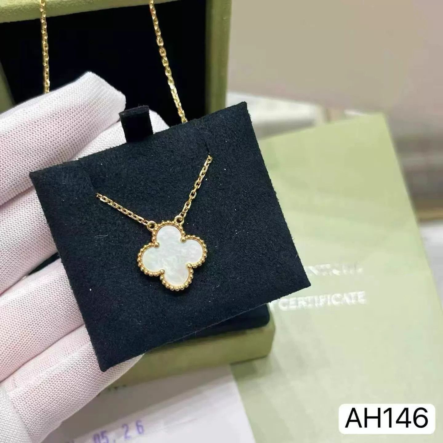 Van Cleef & Arpels VCA 4LC White MOP Medium Necklace 24 (Box,Cards,DustBag) Size ONE SIZE - 4 Thumbnail