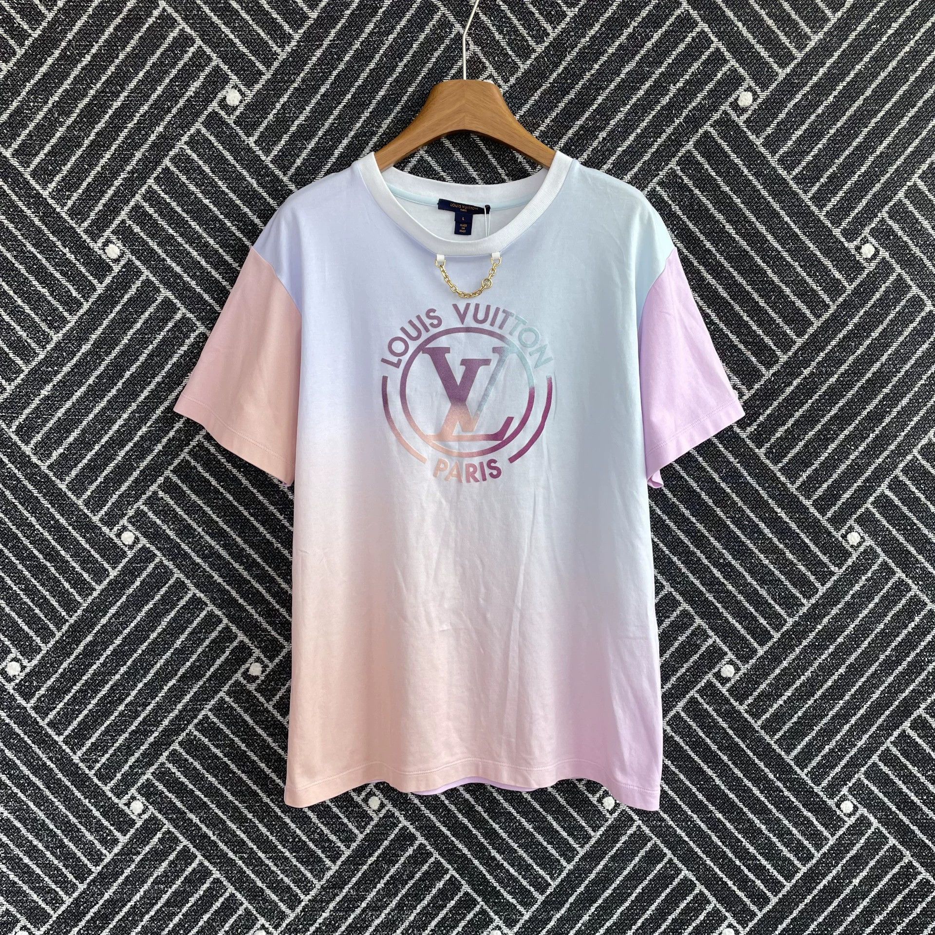 Louis Vuitton LOUIS VUITTON ombre neck oversize tee wmn pink L Size L / US 10 / IT 46 - 1 Thumbnail