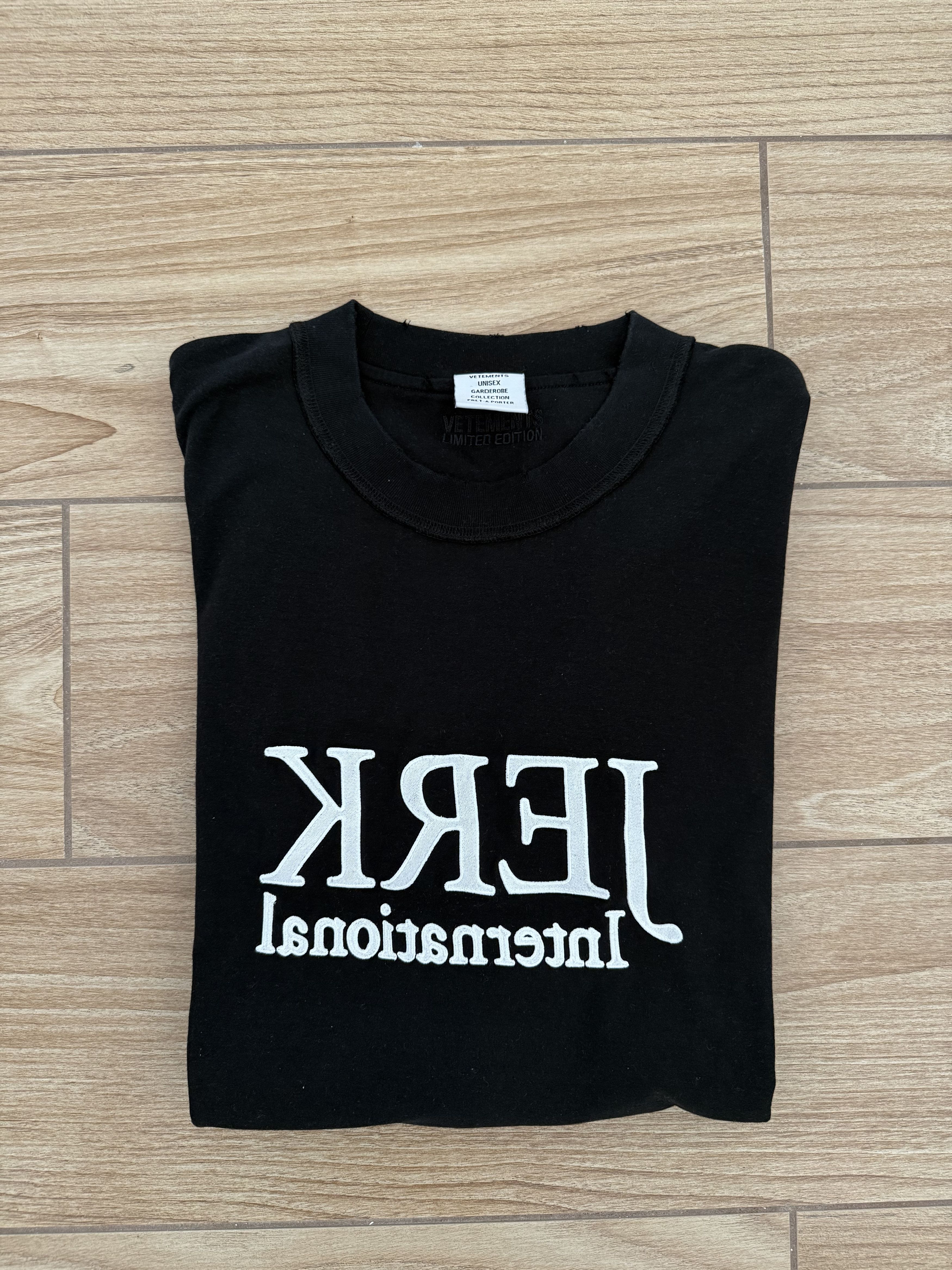 Vetements VETEMENTS Destroyed Jerk International Tee Size US S / EU 44-46 / 1 - 13 Thumbnail