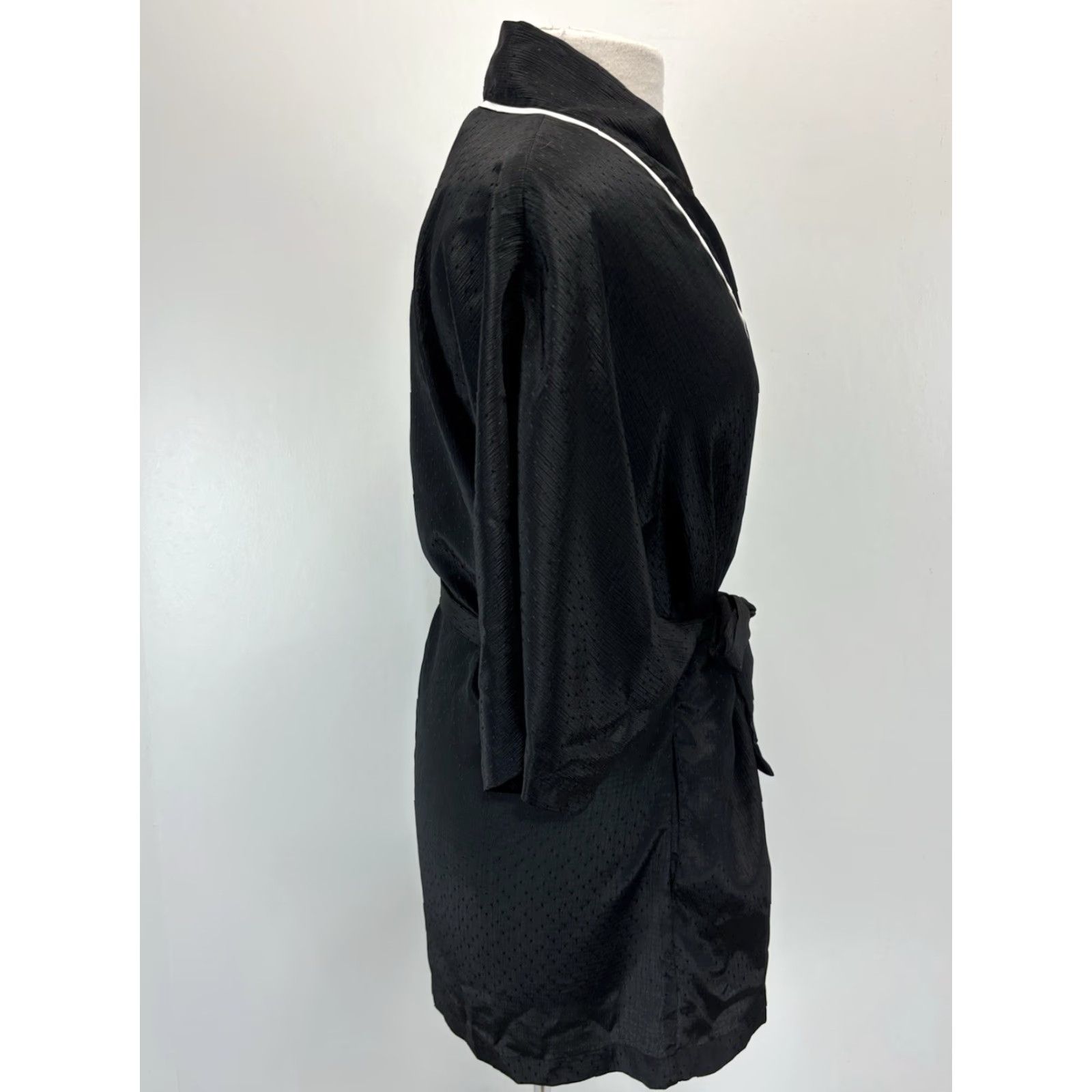 Victoria's Secret VINTAGE Victoria's Secret Kimono Robe Women Small Black Belted 90s Solid Tie Short Gold Label Size 28" / US 6 / IT 42 - 4 Thumbnail