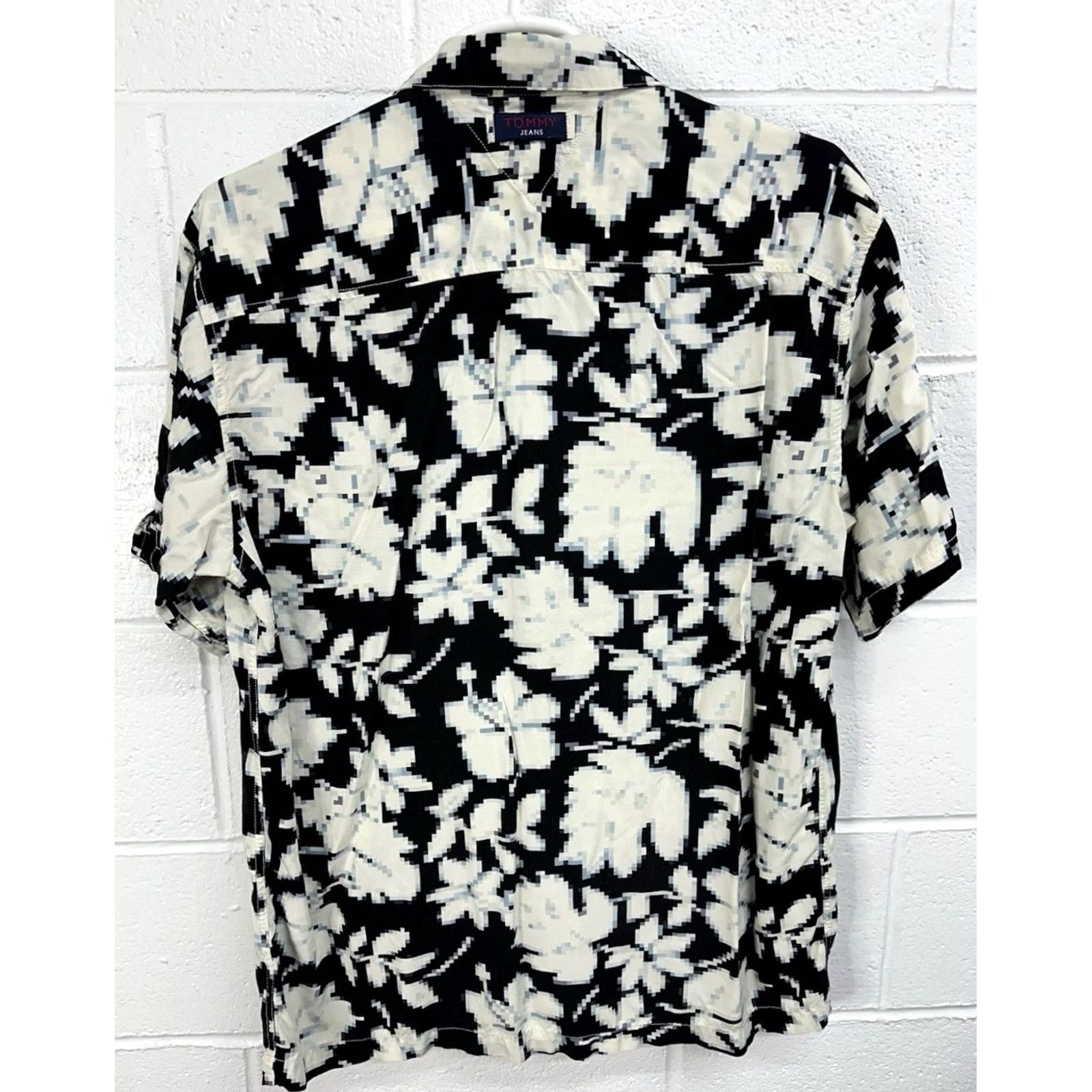 Tommy Hilfiger Tommy Jeans Hawaiian Shirt XL Floral Button Front Men’s Size Size US XL / EU 56 / 4 - 4 Thumbnail