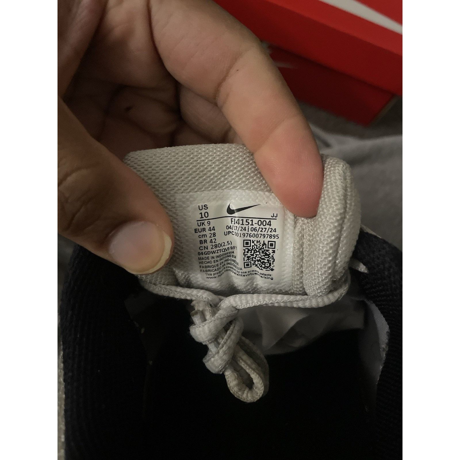 Nike Size 10 - Nike Zoom Vomero 5 ‘Metallic Silver/Black’ Size US 10 / EU 43 - 6 Thumbnail