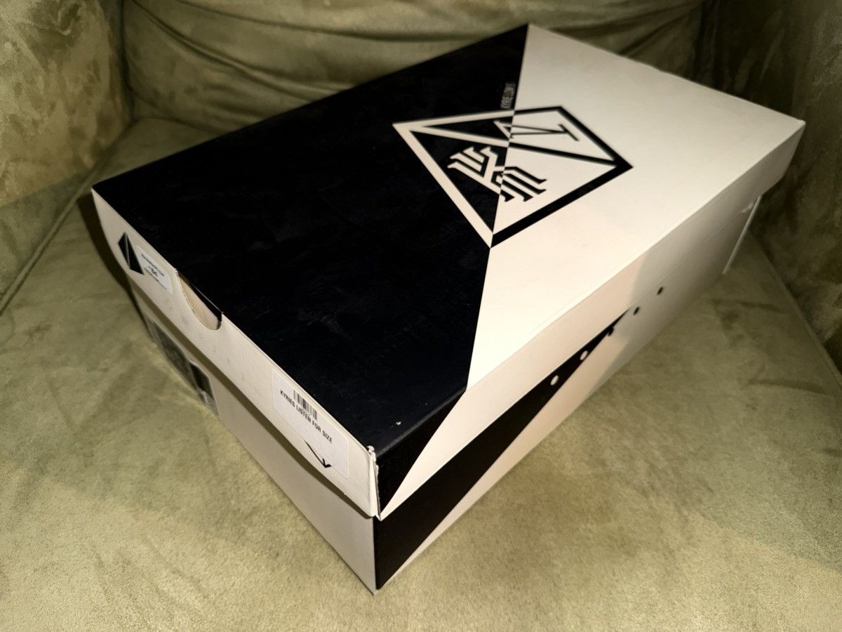 Nike Nike Kyrie 5 TB Promo (players only) Black “Reverse Panda” Size US 15 / EU 48 - 3 Thumbnail