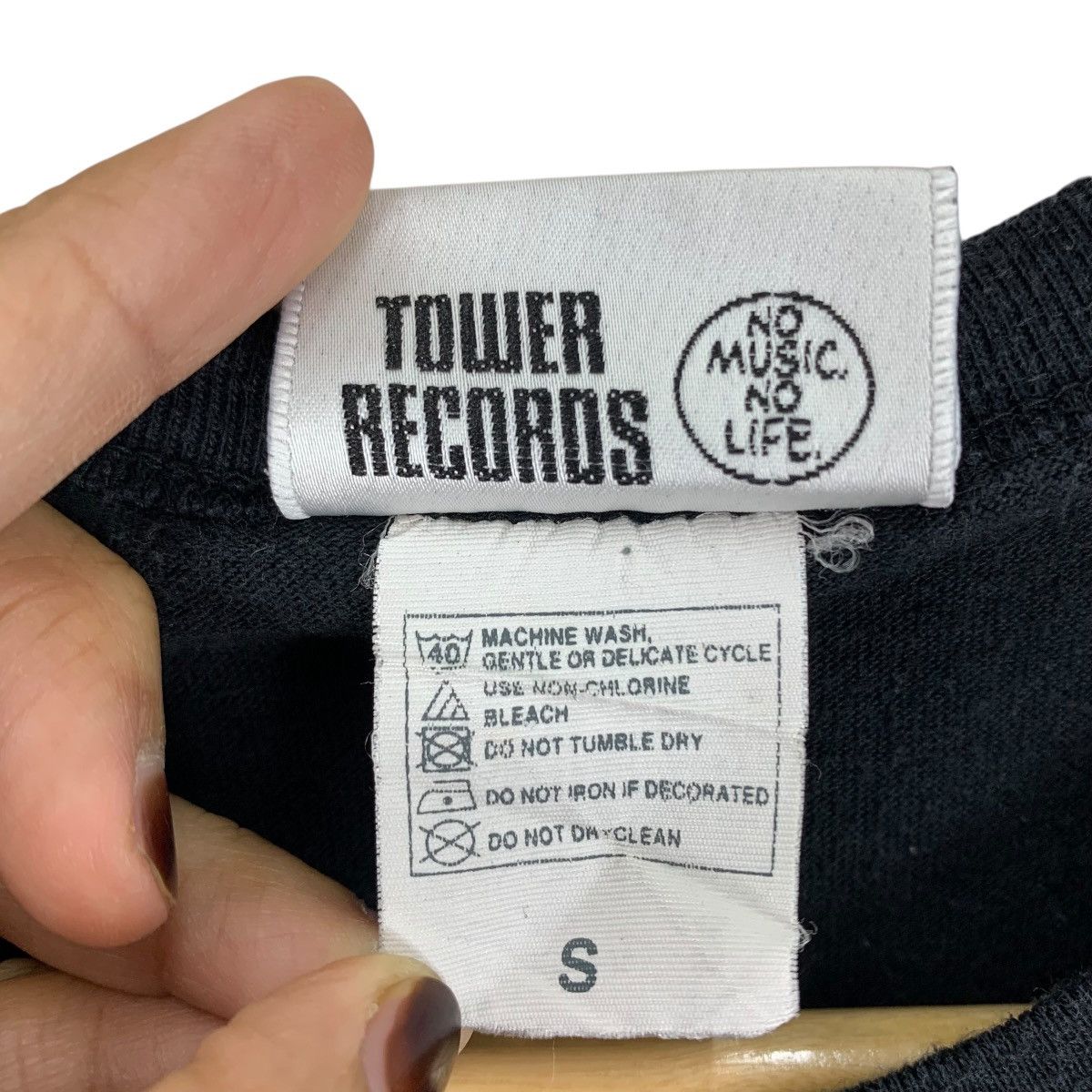 Vintage Vintage TOWER RECORDS ANALOG No Music No Life Wear The Shirt Size US S / EU 44-46 / 1 - 6 Thumbnail