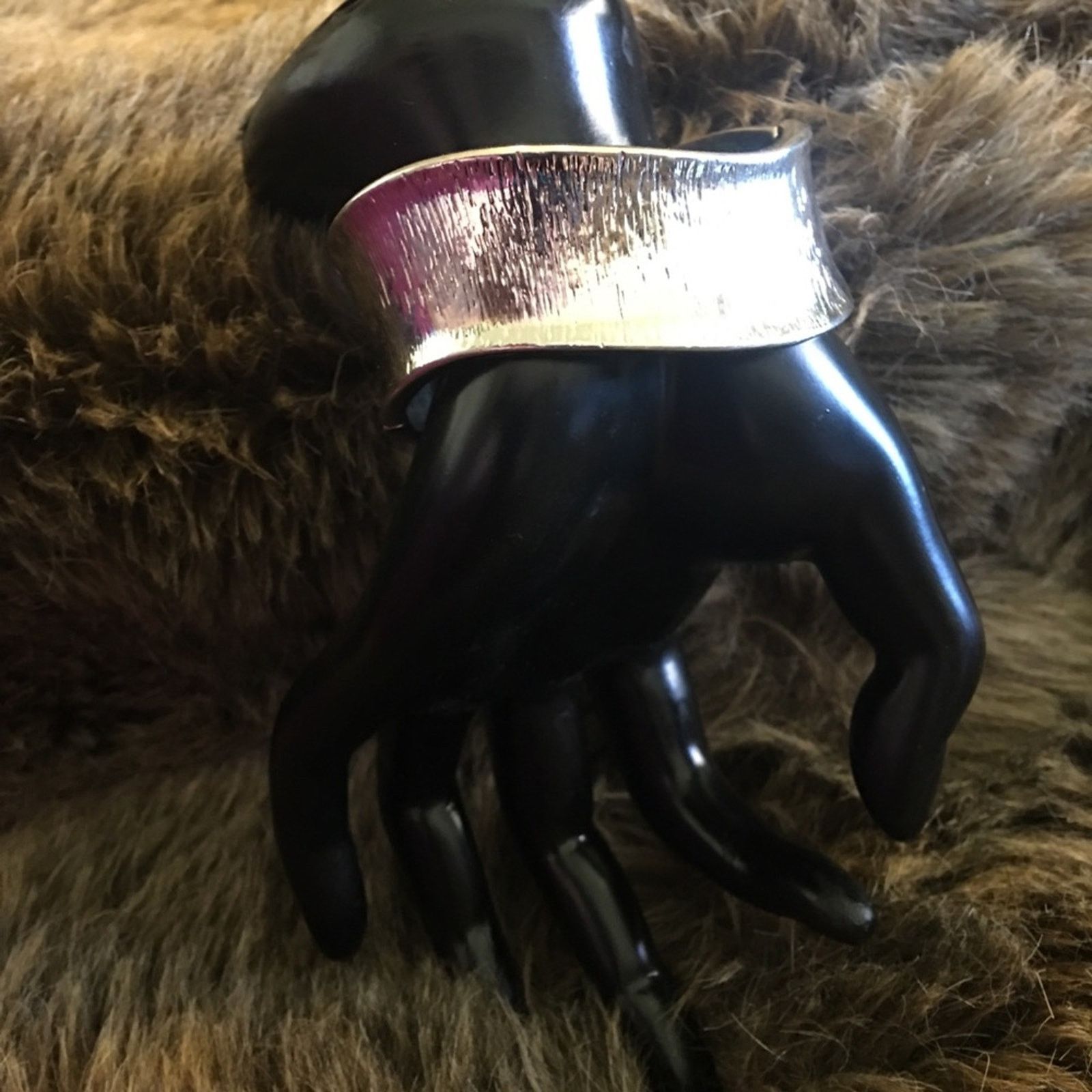 Jewelry Textured silver tone wavy style clamp bracelet Size ONE SIZE - 4 Thumbnail