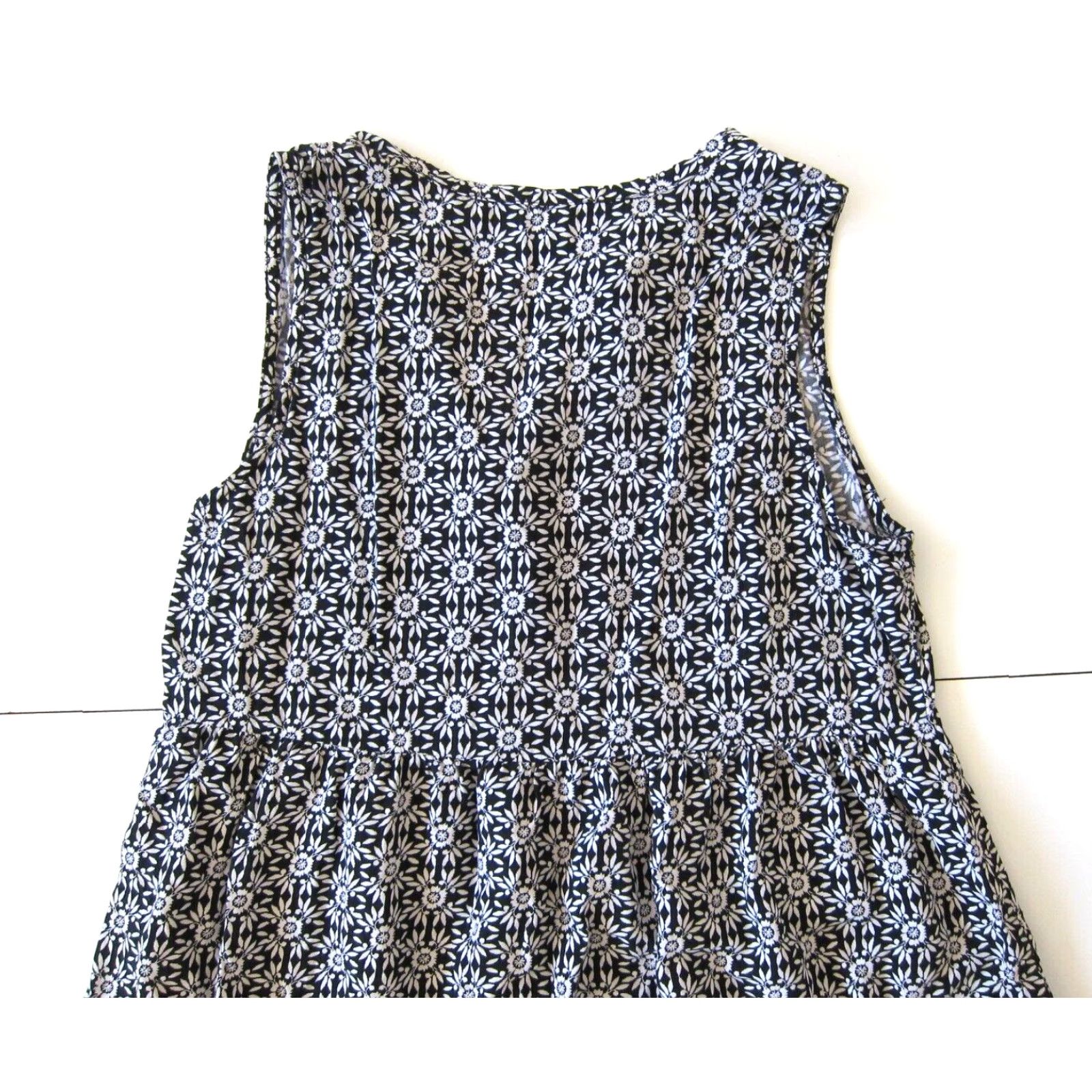 Old Navy Old Navy Floral Sleeveless V-Neck Tunic Shift Dress Small - 100% Rayon Black White - Women’s Apparel Size S / US 4 / IT 40 - 6 Thumbnail