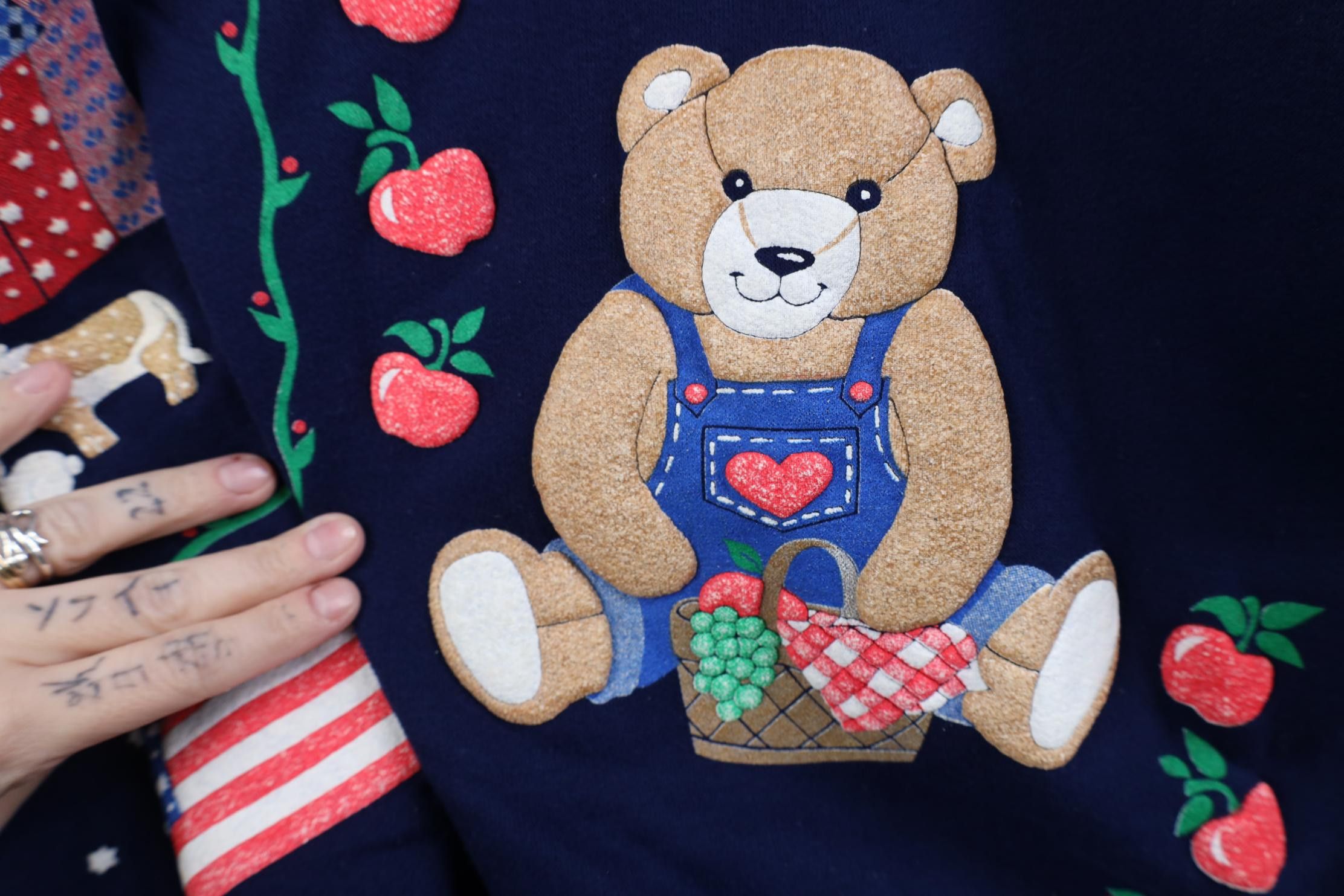 Vintage Vintage 90s Country Primitive Farmhouse Bear Sweatshirt USA Size L / US 10 / IT 46 - 6 Thumbnail