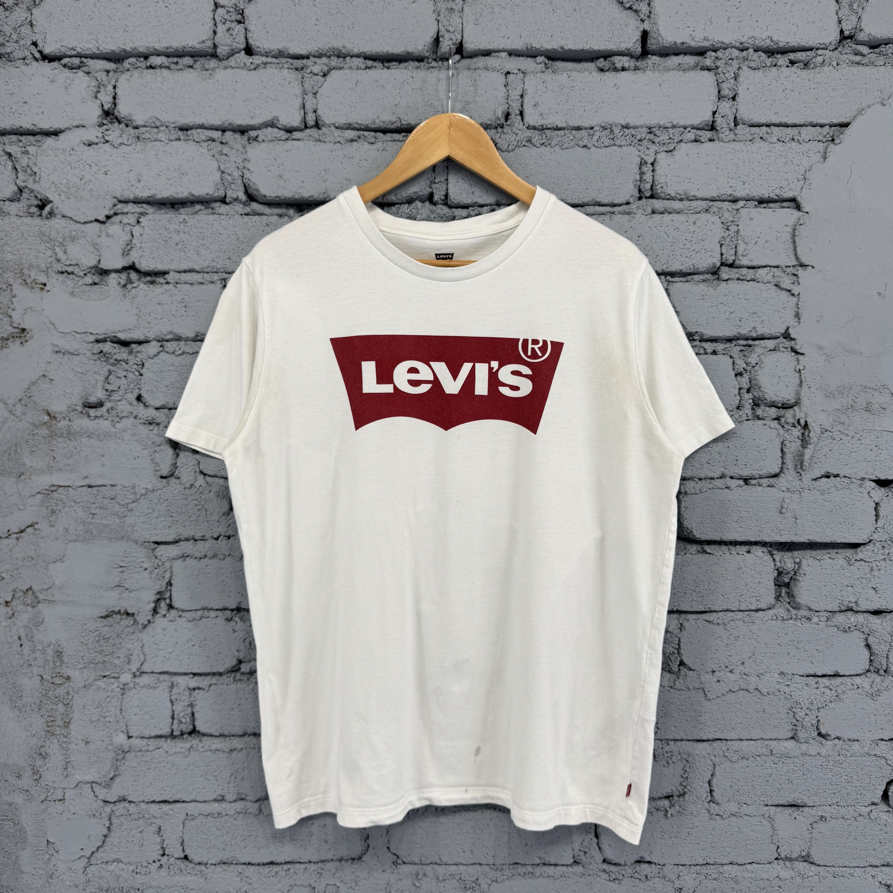 Levi's Levi's White Graphic Tshirt With The Iconic Red Batwing Logo Size US L / EU 52-54 / 3 - 1 Thumbnail