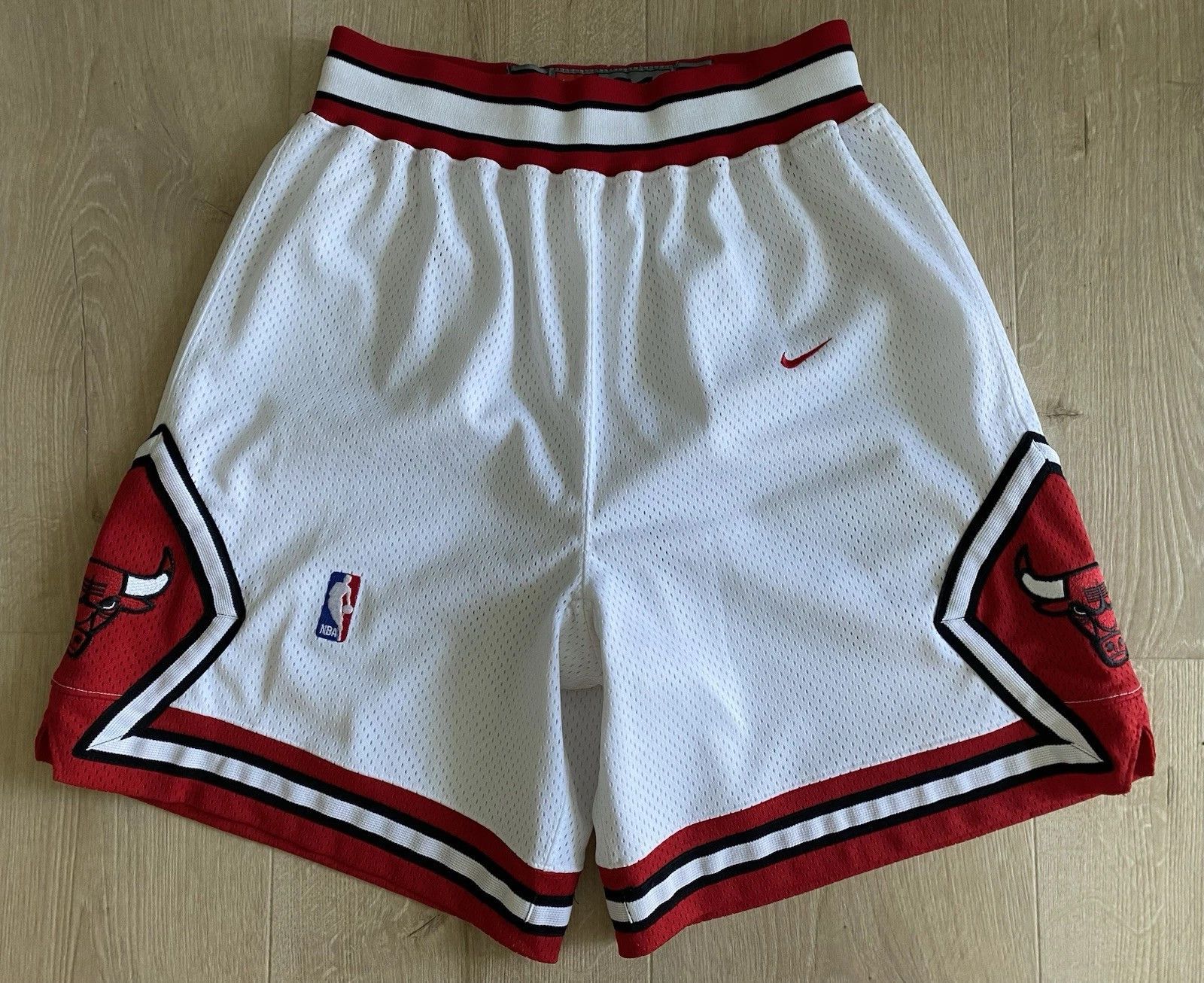 Nike Vintage 90s NIKE CHICAGO BULLS NBA Authentics Home Shorts Size US 34 / EU 50 - 1 Thumbnail