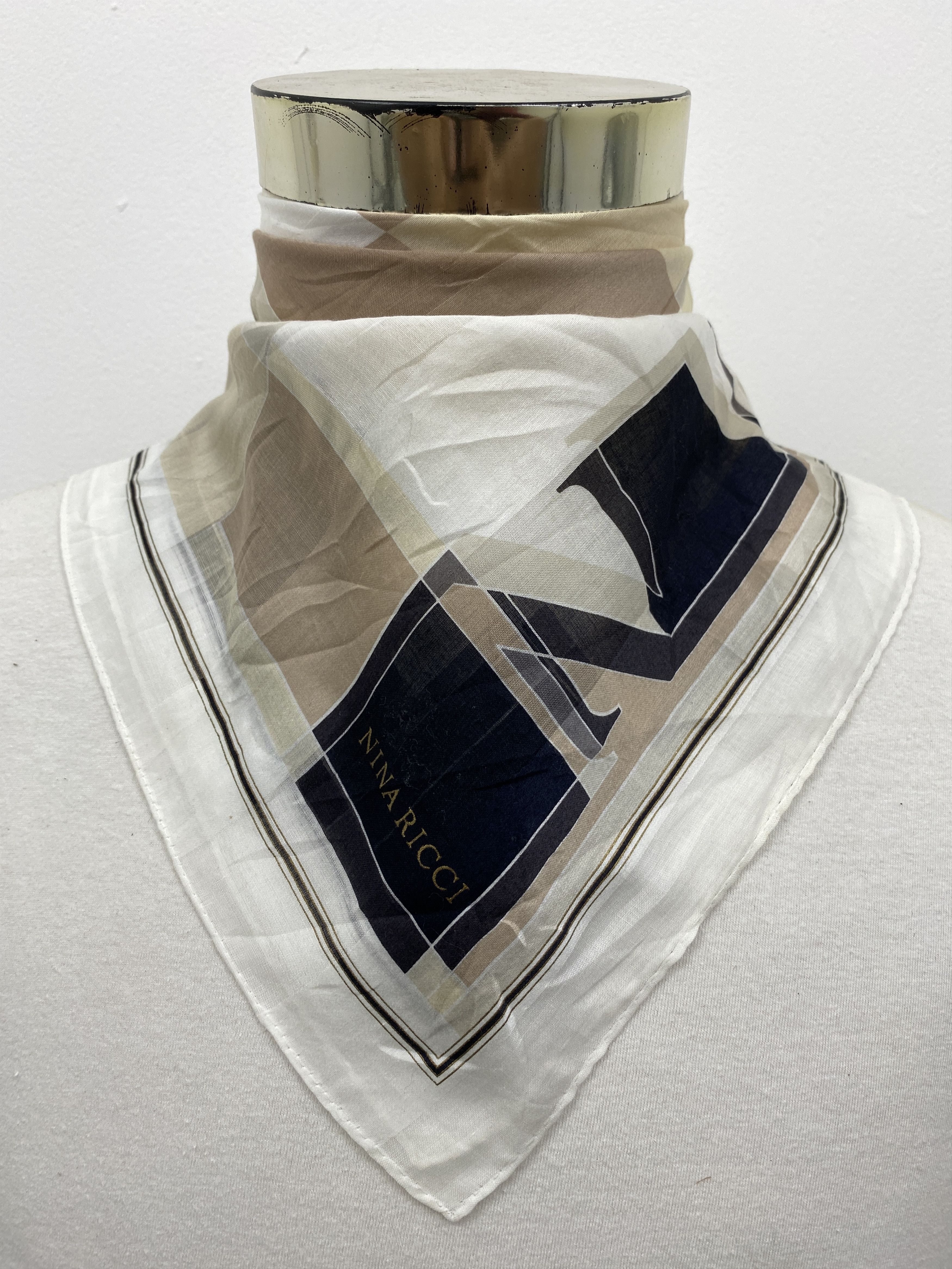 Vintage Nina Ricci Handkerchief / Neckerchief / Bandana HKC0642 Size ONE SIZE - 2 Thumbnail