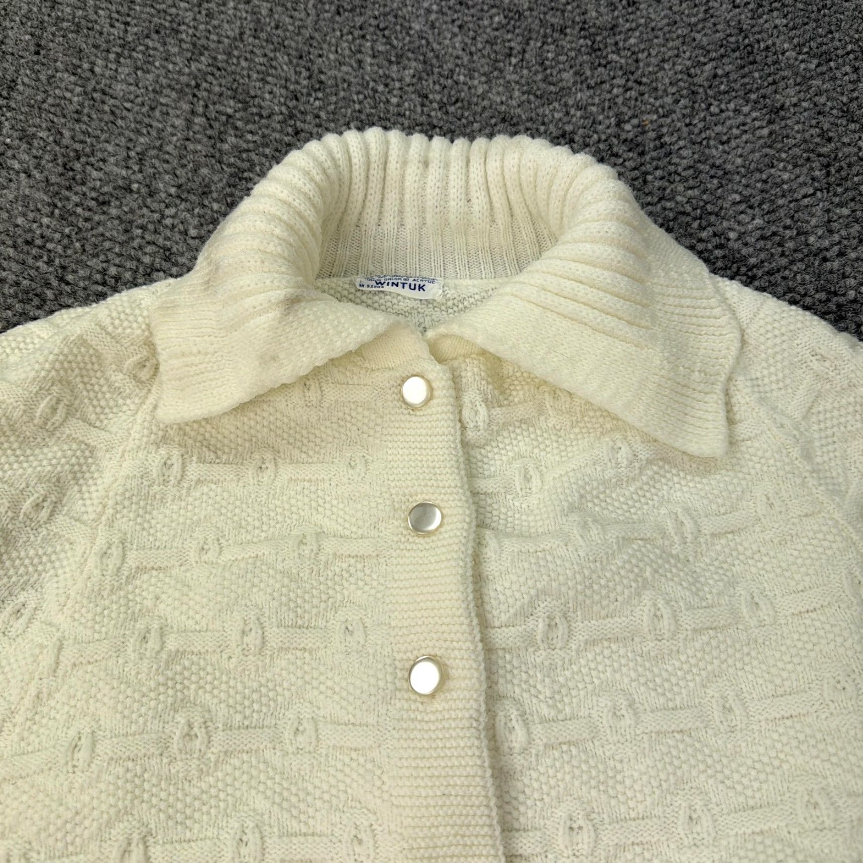 Etro VINTAGE Wintuk Cape Womens One Size Fringe Knit Poncho White 60s Retro Kimono Pockets Button Snap Collared Short Coat/Jacket Mens Womens Boys Girls Size ONE SIZE - 2 Thumbnail