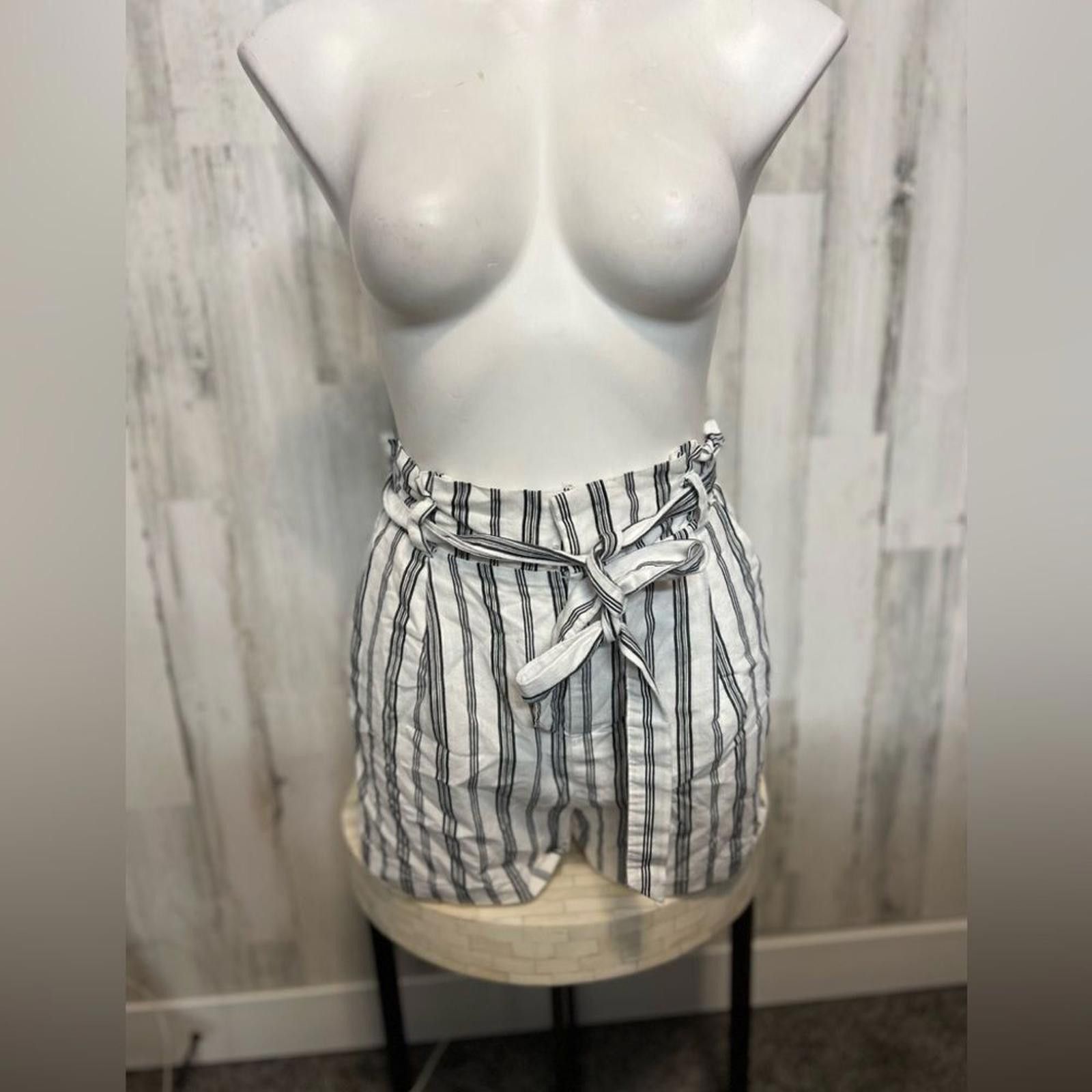 Forever 21 Forever 21 Stripped shorts Size 32" / US 10 / IT 46 - 1 Thumbnail