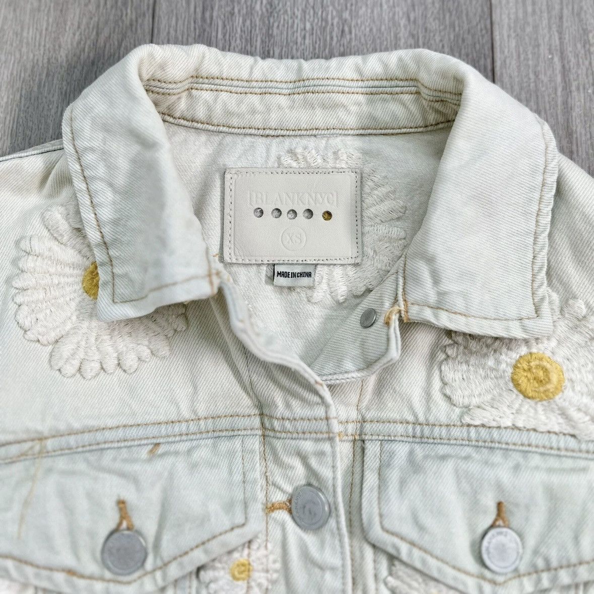 BLANKNYC Blank NYC Daisy Embroidered Denim Jacket Size XS / US 0-2 / IT 36-38 - 11 Thumbnail