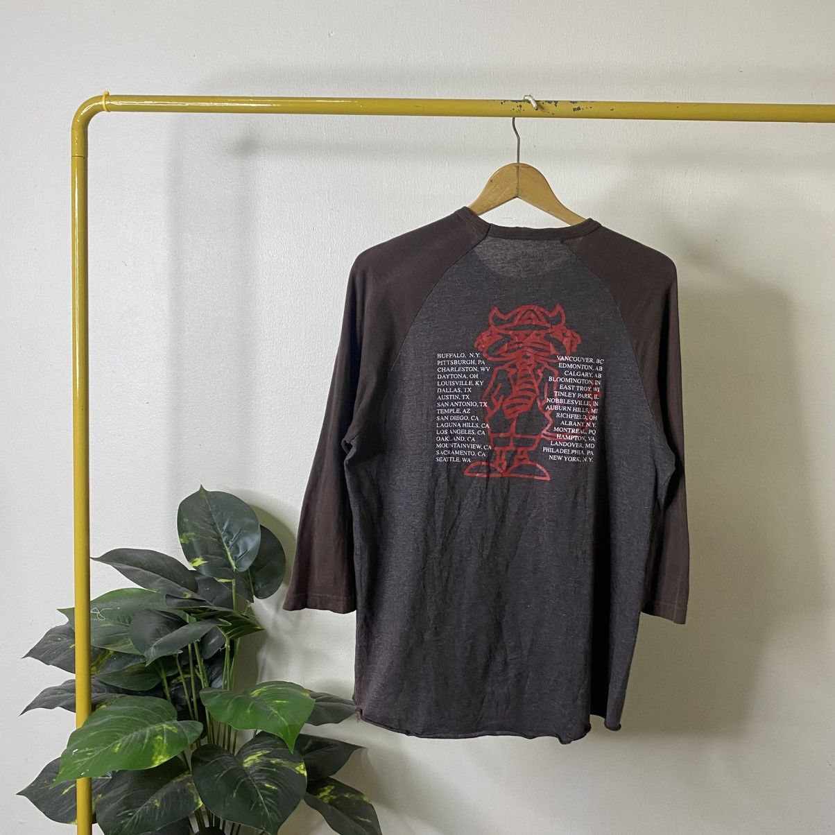 Band Tees Vintage 2004 ACDC The Razors Edge Album Raglan Tee Size US L / EU 52-54 / 3 - 5 Thumbnail