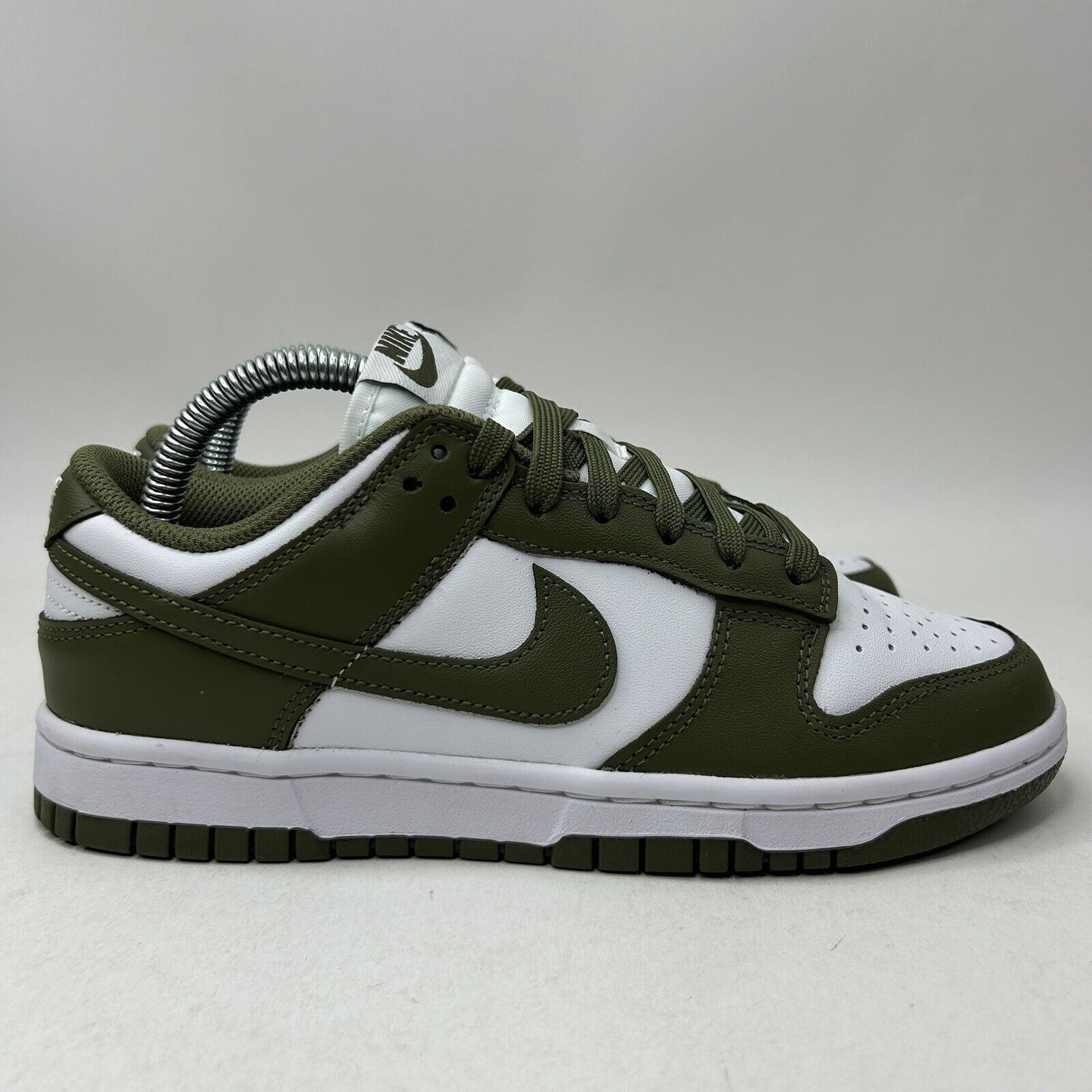 Nike Nike Dunk Low WMNS “Medium Olive” 2023 Size US 7 / IT 37 - 4 Thumbnail