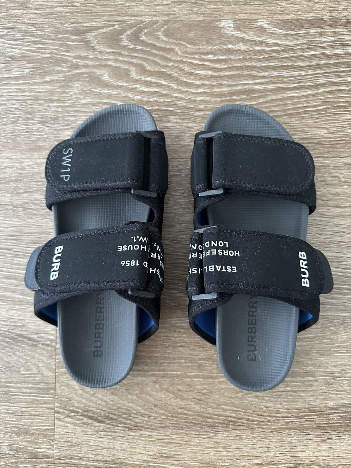 Burberry hot sale house slippers