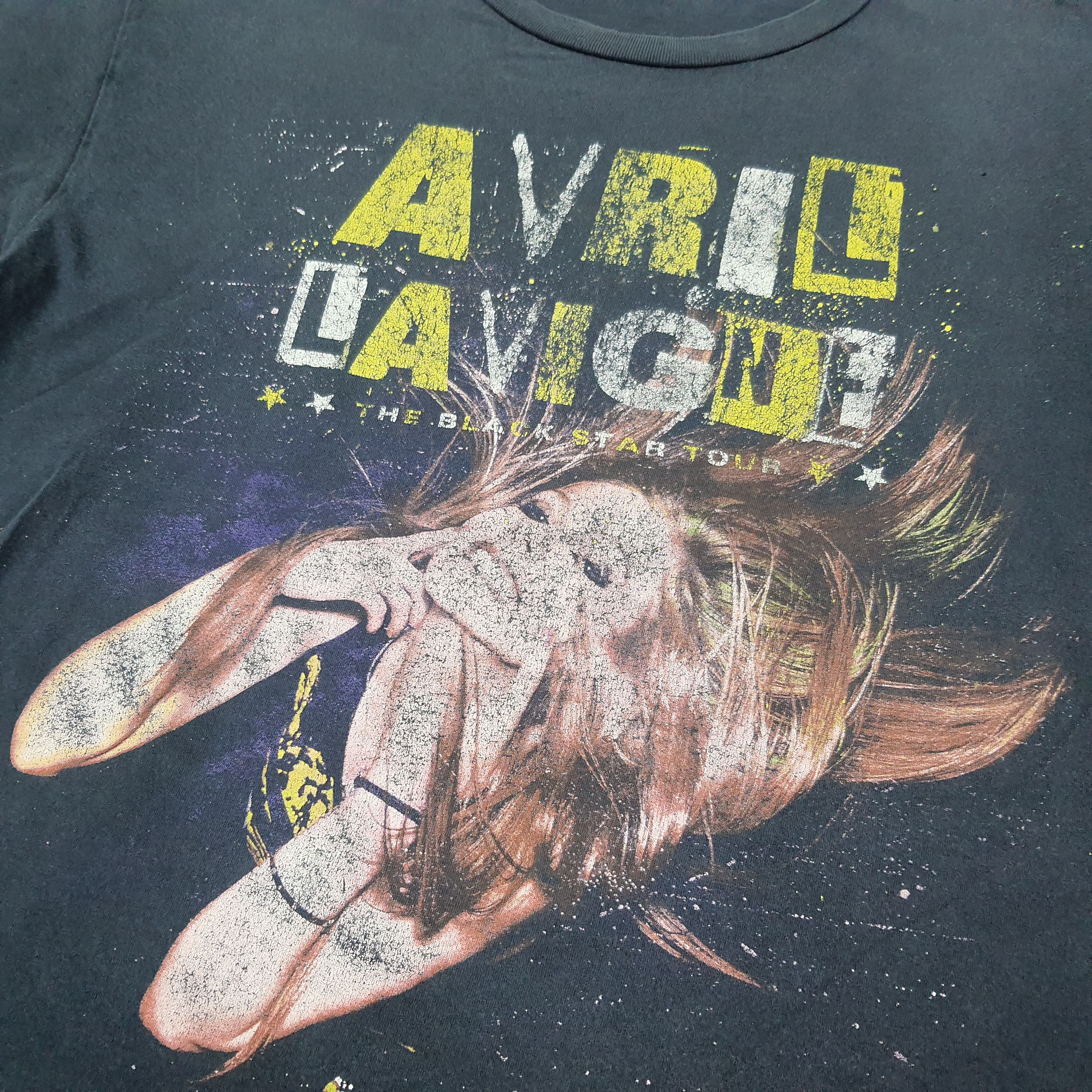 Band Tees Vintage Avril Lavigne The Black Star Tour Tshirt C239N51 Size US M / EU 48-50 / 2 - 2 Thumbnail