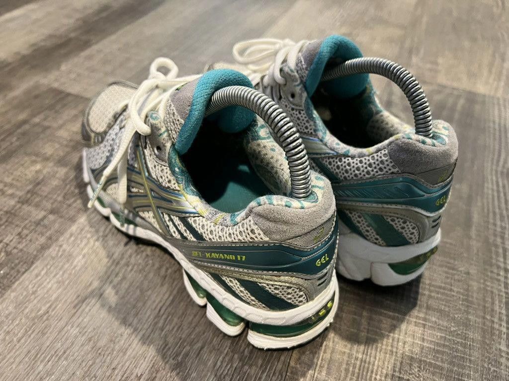 Asics ASICS • WMNS GEL-Kayano 17 (6M) Size US 6 / EU 39 - 8 Thumbnail